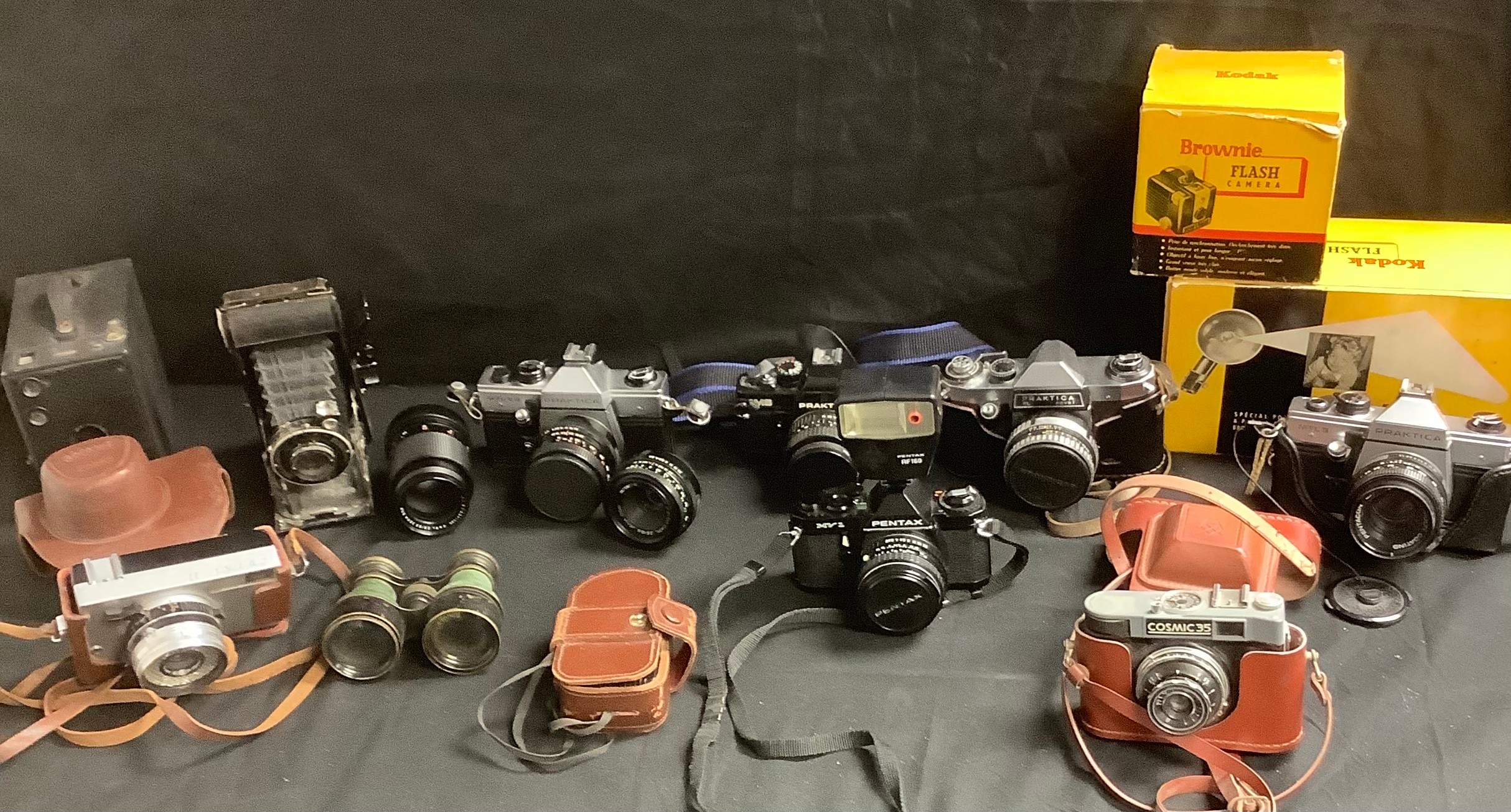 Photography - a Pentax MV 1 SLR 35mm camera; a Braun Paxette, 35mm camera; Voigtländer Bessa folding - Image 2 of 2