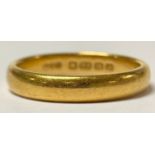 A 22ct gold wedding band, size N/O, 4.99g