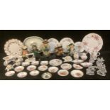 A Royal Crown Derby Posies pattern dinner plate, side plates, trinket dishes, vase, jugs etc;