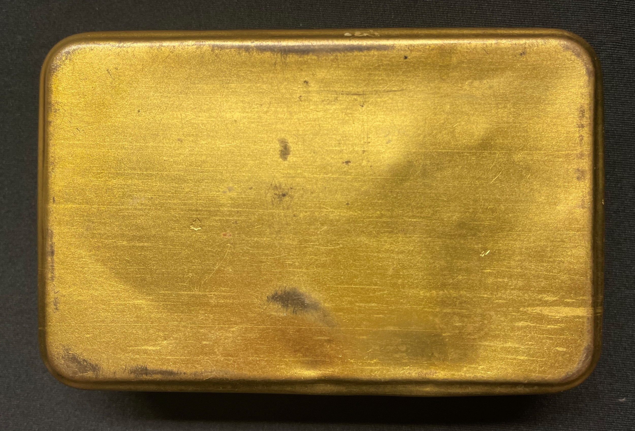 WW1 British Princess Mary's Gift Tin along with a pair of Dorset Regt brass shoulder titles and - Image 4 of 5