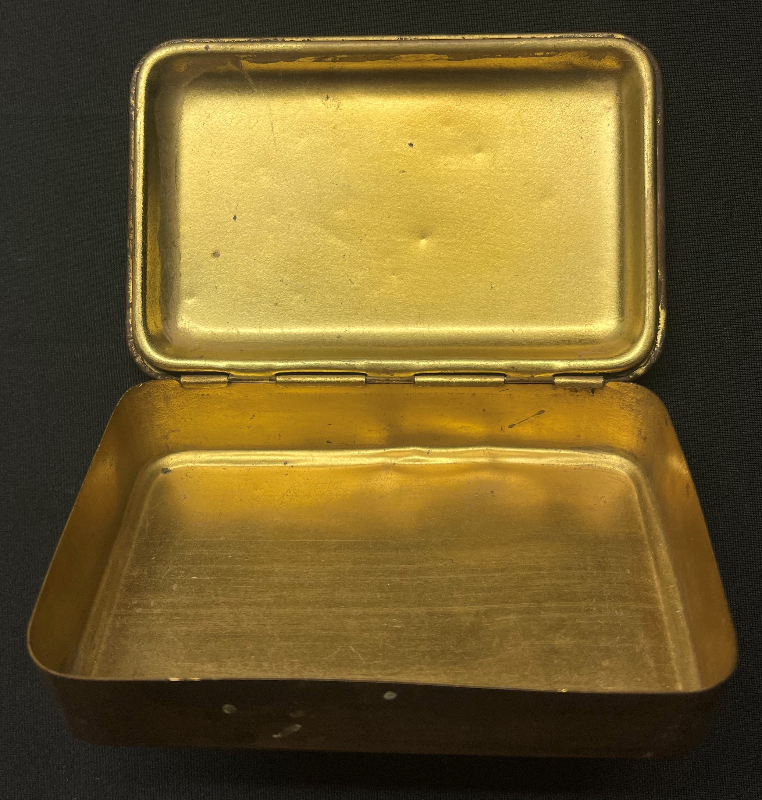 WW1 British Princess Mary's Gift Tin along with a pair of Dorset Regt brass shoulder titles and - Image 2 of 5