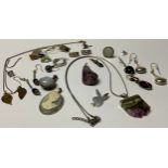 A sterling silver mounted amethyst pendant, silver necklace chain; a polished amethyst silver