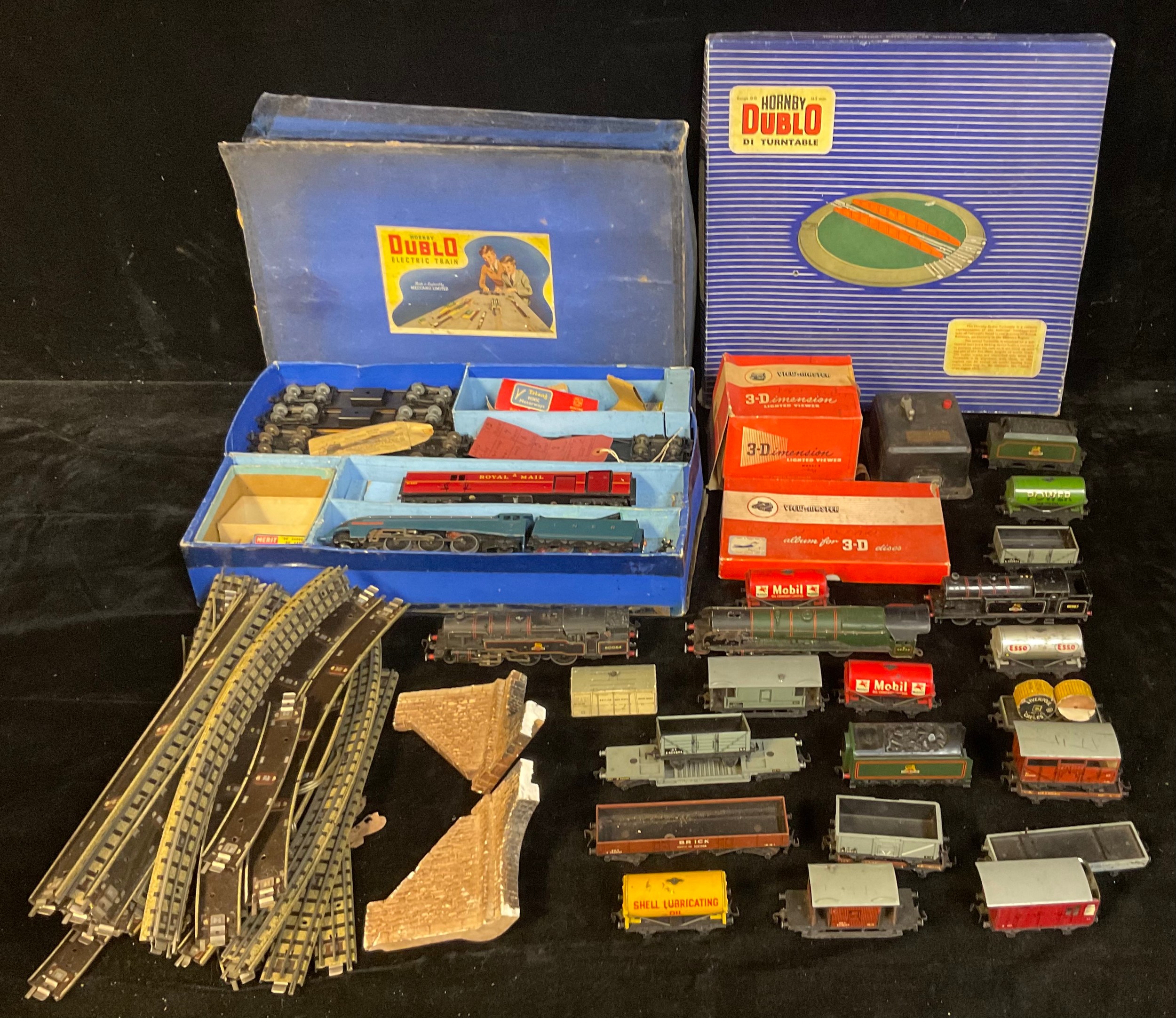 Toys & Juvenalia - a collection of Hornby Dublo OO Gauge, comprising various locomotives, tenders, a