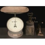 A Salter shop keeper's balance scale, model 250, to weigh 11lb/5kg, dished pan, 45cm; a manual