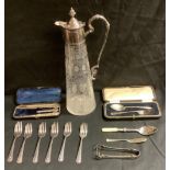 An Elizabeth II silver two piece christening set, Birmingham 1982, 37.8g, cased; a Victorian