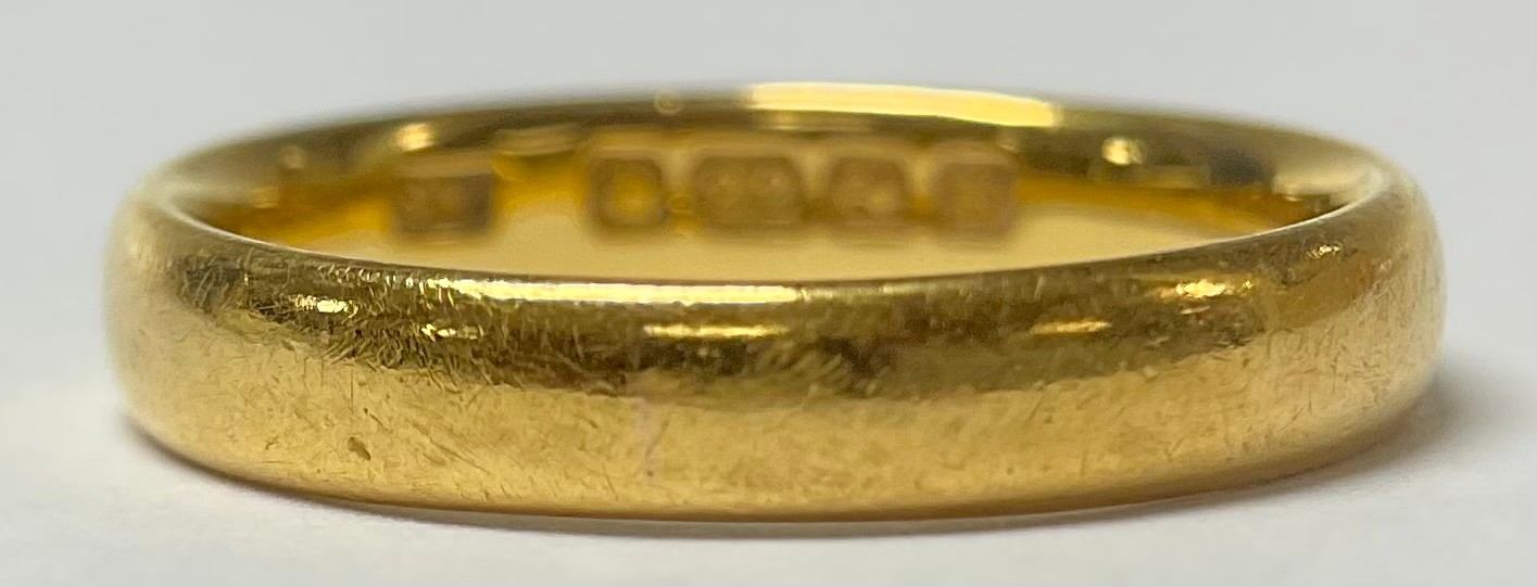 A 22ct gold wedding band, size I/J, 3.2g