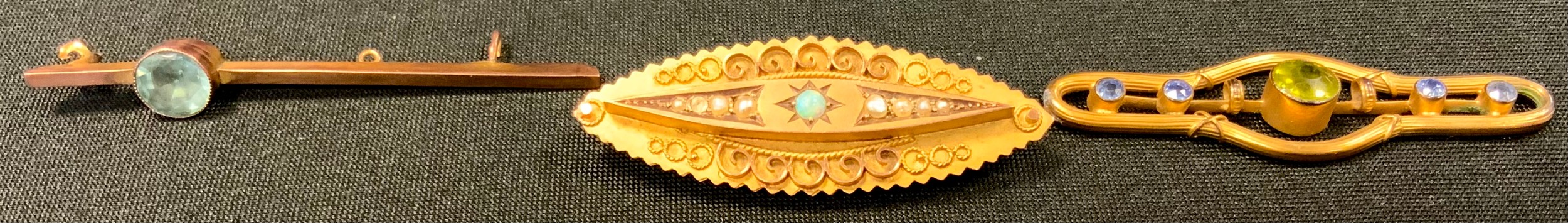 A Victorian style 9ct gold mourning brooch, Chester 1919, 4.6g gross; others stamped 9ct, 4.4g gross