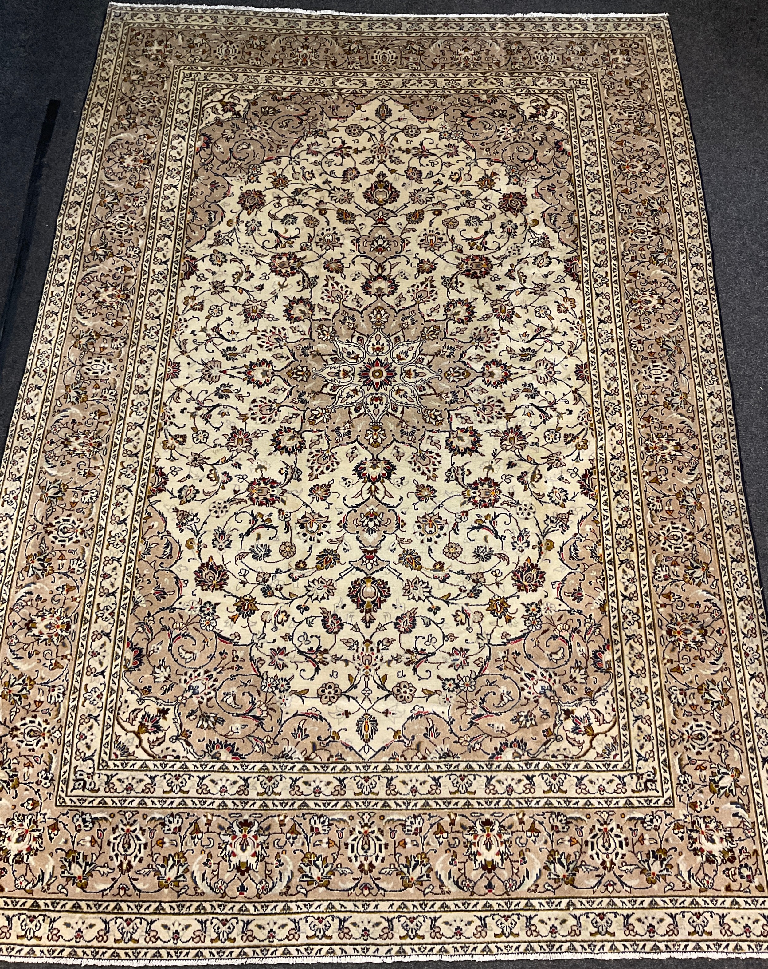 A Persian Kashan rug / carpet, knotted with a lotus-form circular medallion within a field of
