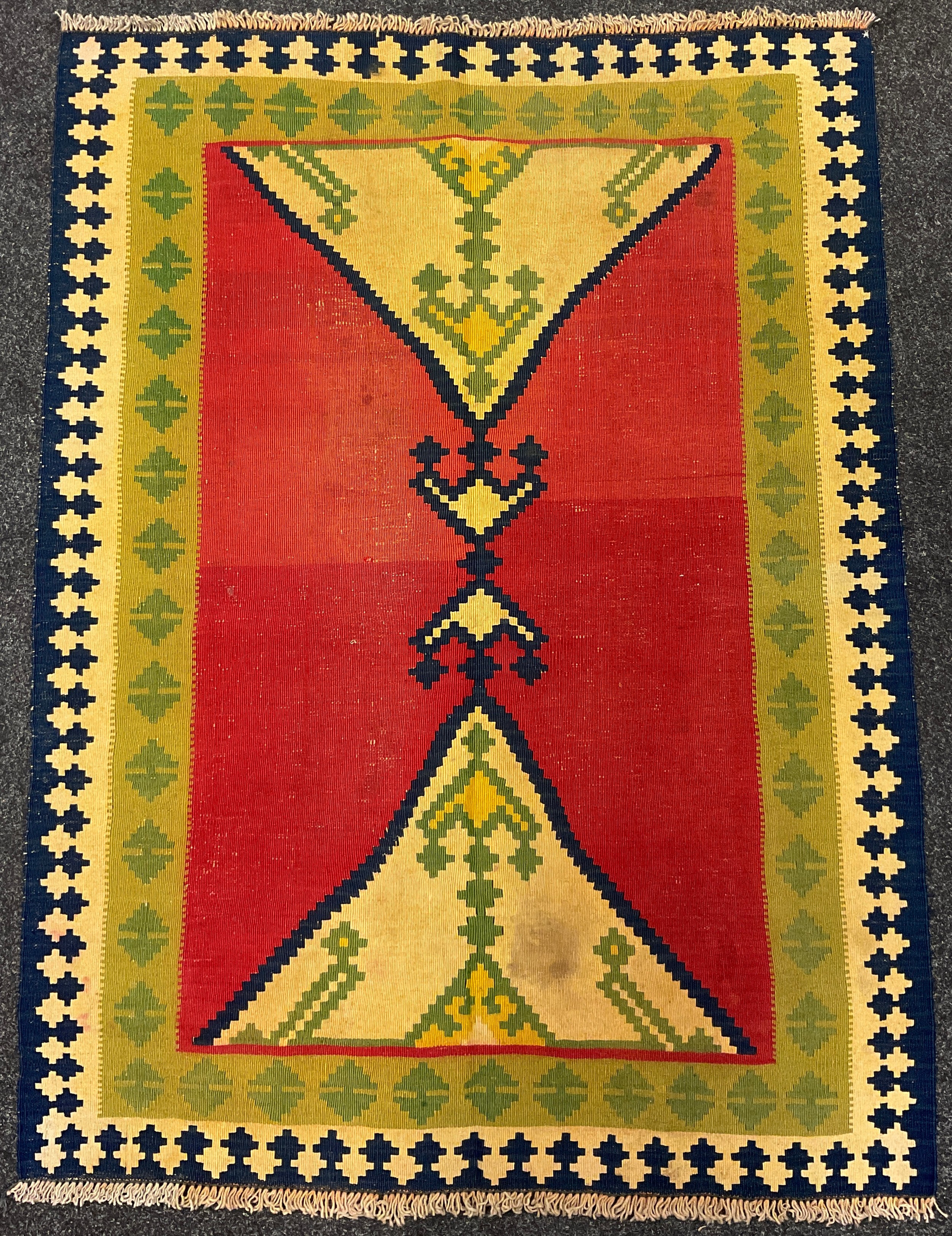 A South-west Persian Qashgai Kilim rug / carpet, 140cm x 105cm.
