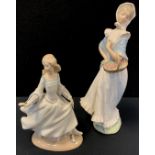 Lladro pottery figure Cenicienta, no 4828; Nao La Florista no 204, both boxed (2)