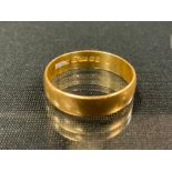 A 22ct gold wedding band, size O, stamped 916, London 1975, 3.6g