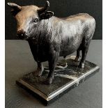 A Bronzed metal model of a bull on a marble plinth, 21cm long