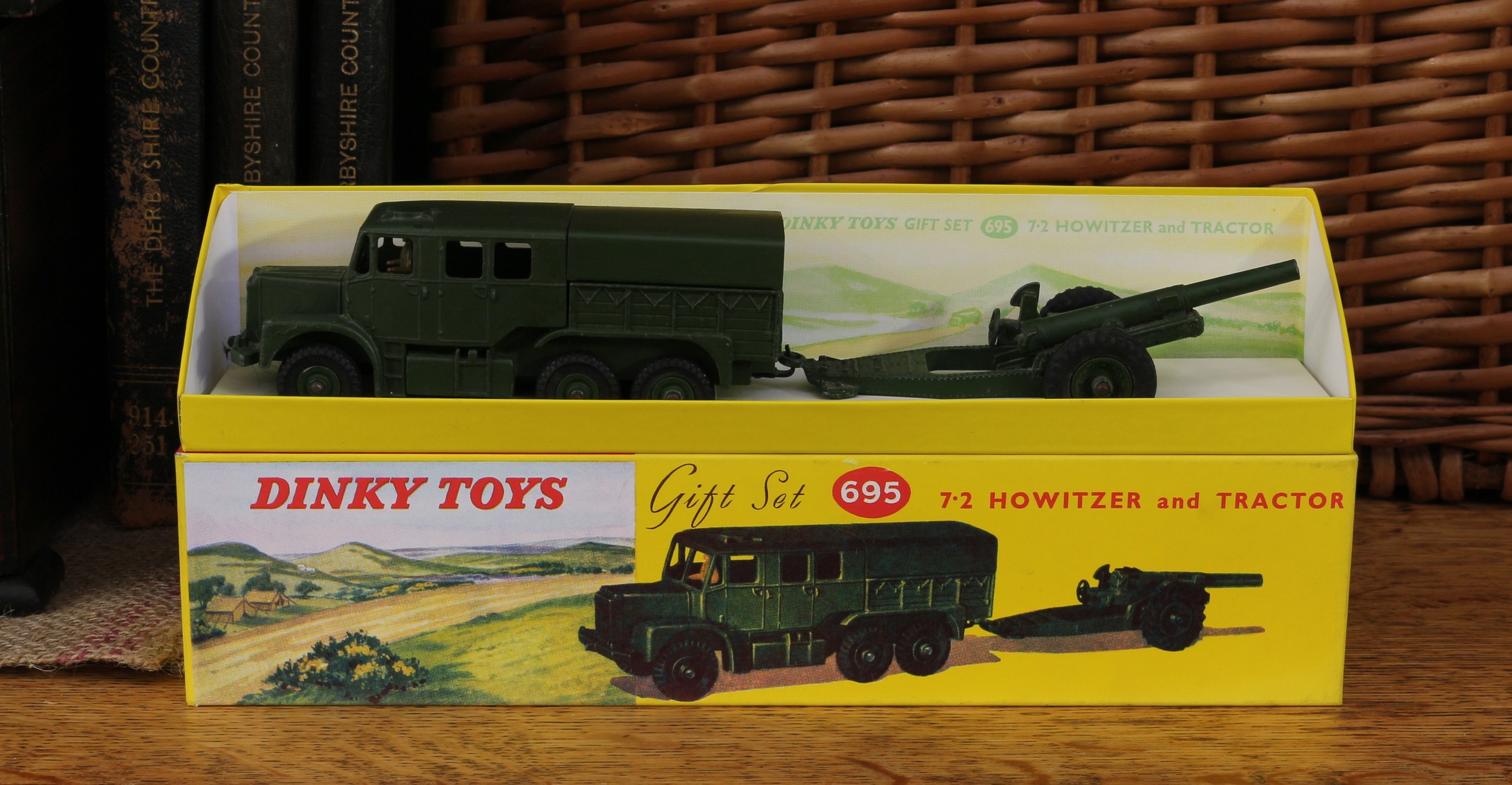 Dinky Toys Gift set 695, 7.2 Howitzer and tractor, comprising 689 Medium Artillery tractor and 693