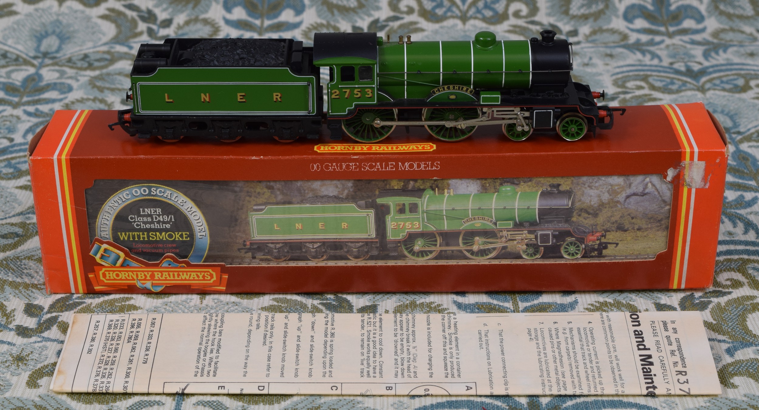 Hornby Railways OO Gauge R.378 LNER 'Cheshire' 4-4-0 locomotive and six wheel tender, LNER green