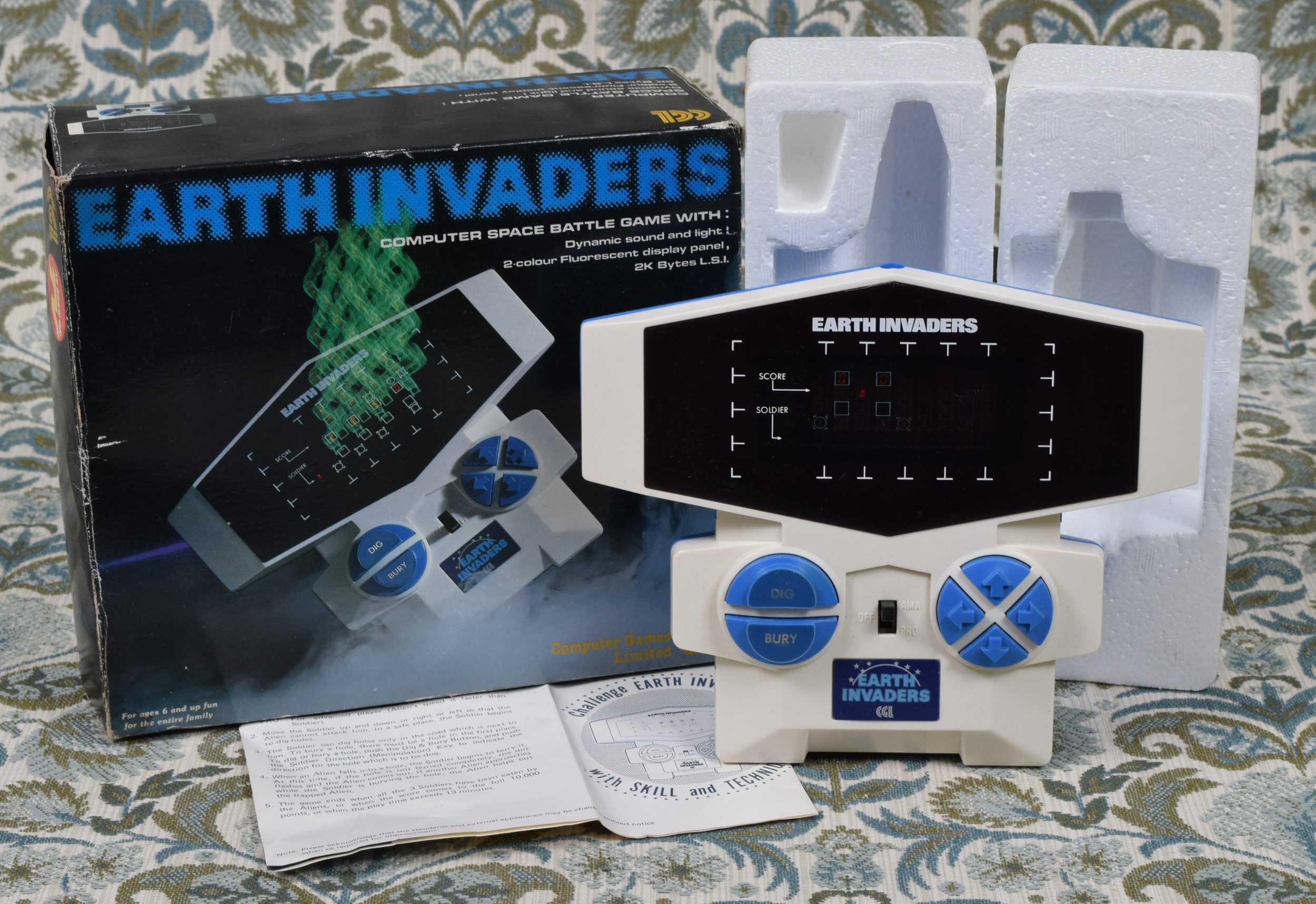 Retro Gaming & Technology - a Computer Games Limited (CGL) Earth Invaders handheld battle game