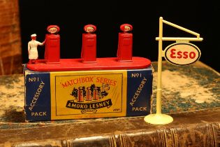 Matchbox series accessory pack A1a 'Esso' petrol pump set, boxed