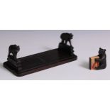 A Black Forest novelty bookslide, each end carved with a bear, 31cm wide, early 20th century; a