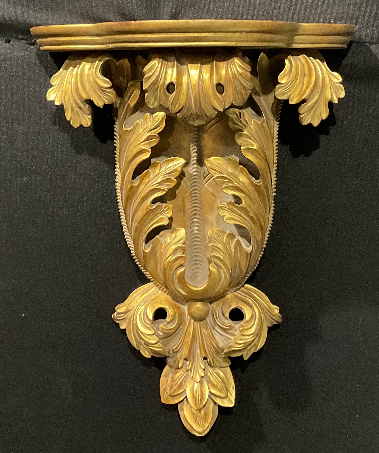 A Baroque style giltwood wall bracket, carved with scrolling acanthus, 42cm high, 20th century