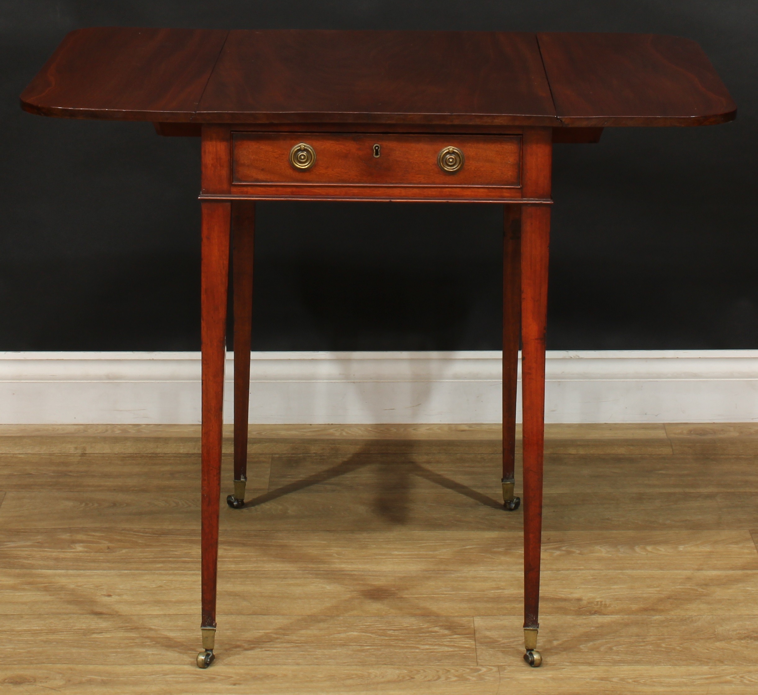 A George III mahogany Pembroke table, of small and neat proportions, rounded rectangular top with - Image 3 of 7