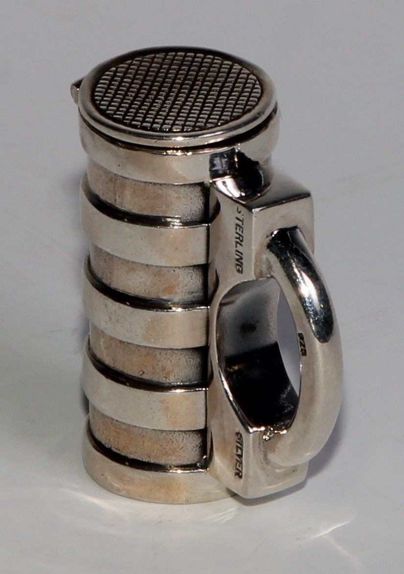 A sterling silver novelty vesta case, as a barrel shaped padlock, 3cm wide - Image 4 of 5