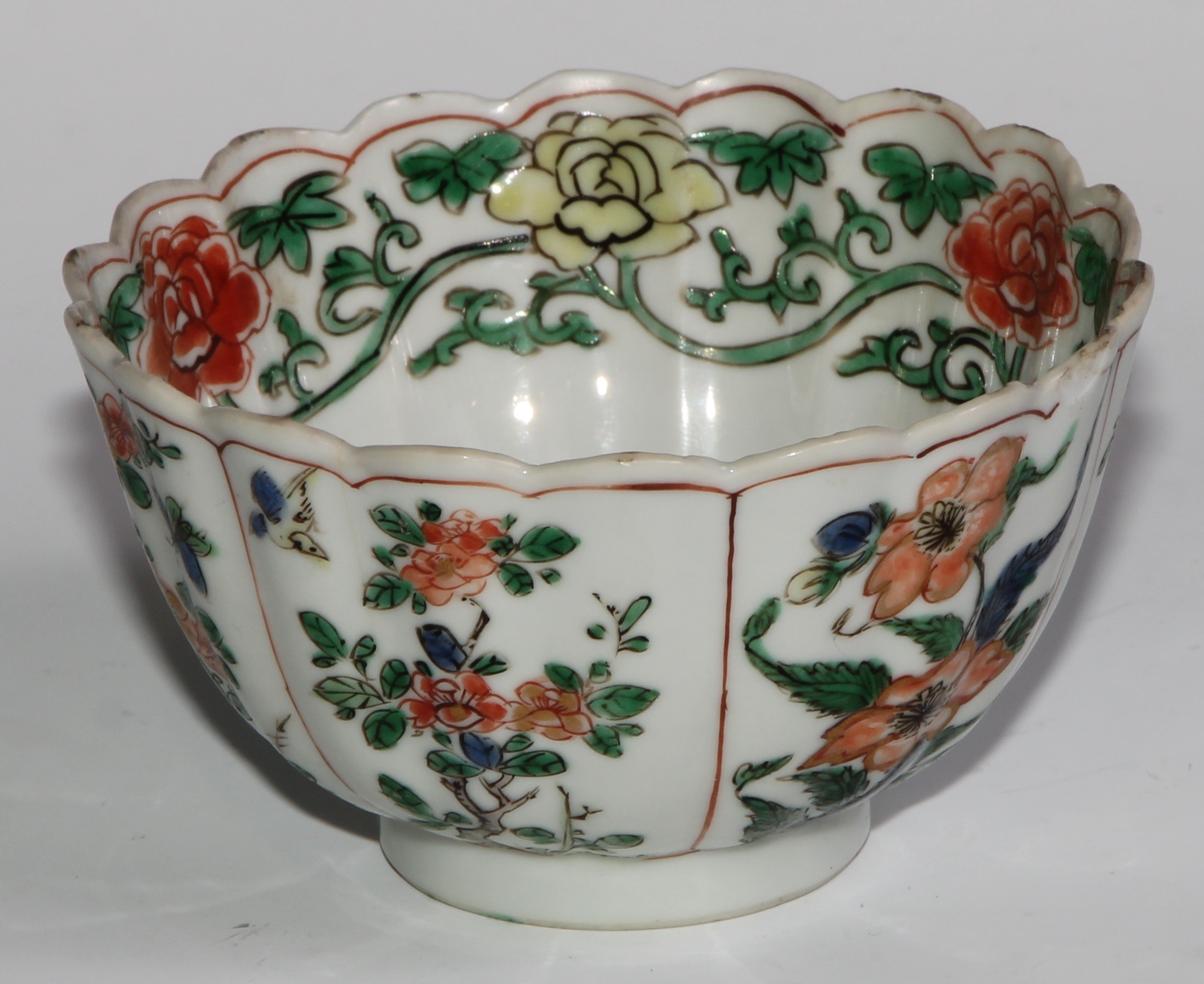 An 18th century Chinese shaped circular tea bowl or wine cup, painted in the famille verte palette - Image 4 of 6