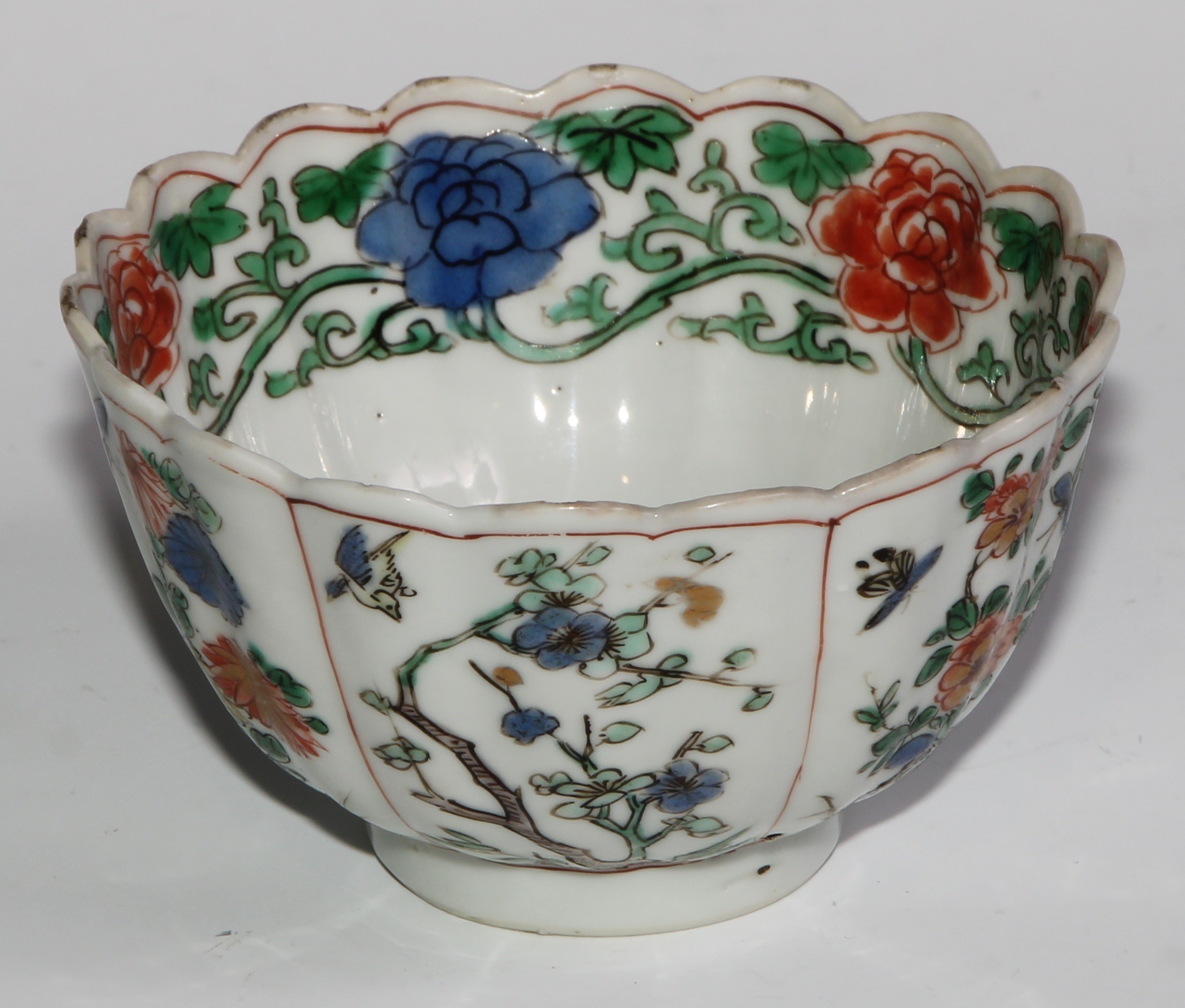 An 18th century Chinese shaped circular tea bowl or wine cup, painted in the famille verte palette - Image 3 of 6