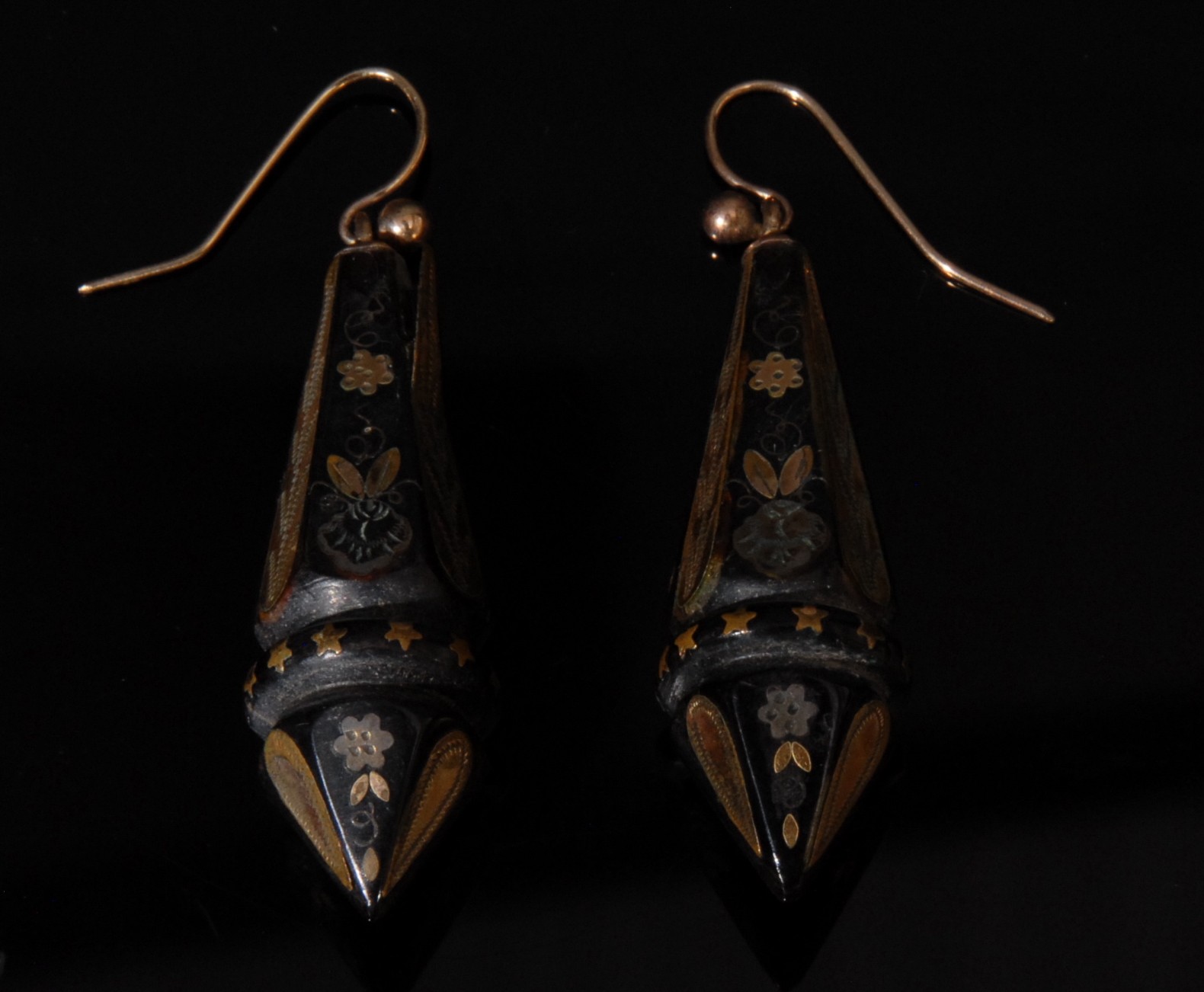 A composed suite of 19th century tortoise shell gold inlaid jewellery, comprising a 22ct gold - Image 6 of 6