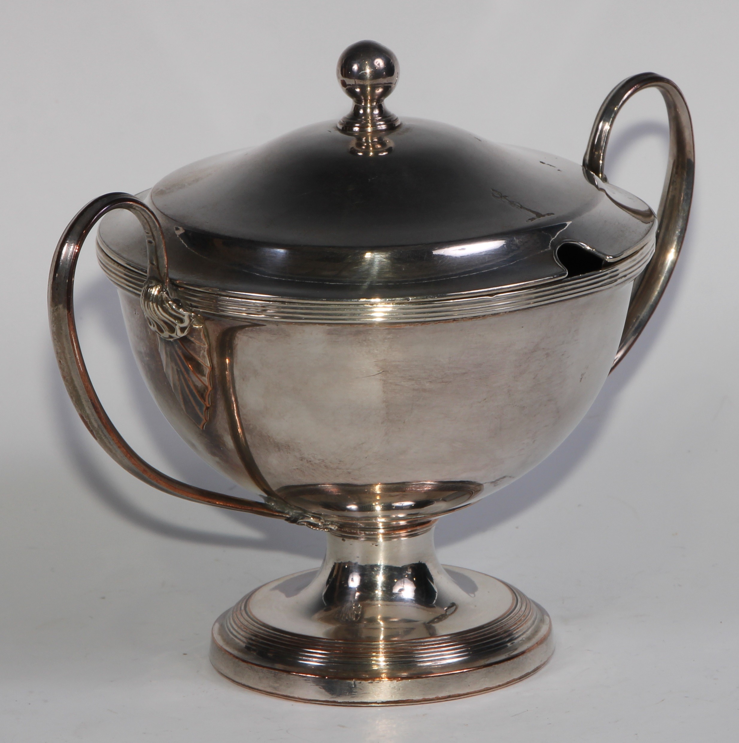 A pair of George III Old Sheffield Plate circular pedestal sauce tureens and covders, ball - Image 8 of 10