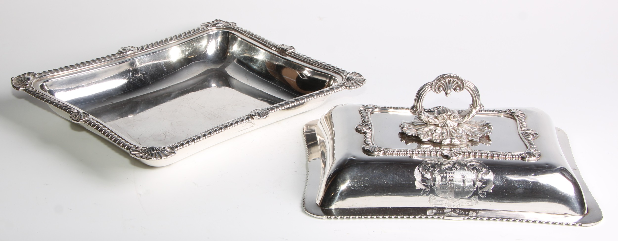 A George III silver incurved rectangular entree dish, bayonet loop handle with acanthus boss, - Image 4 of 7