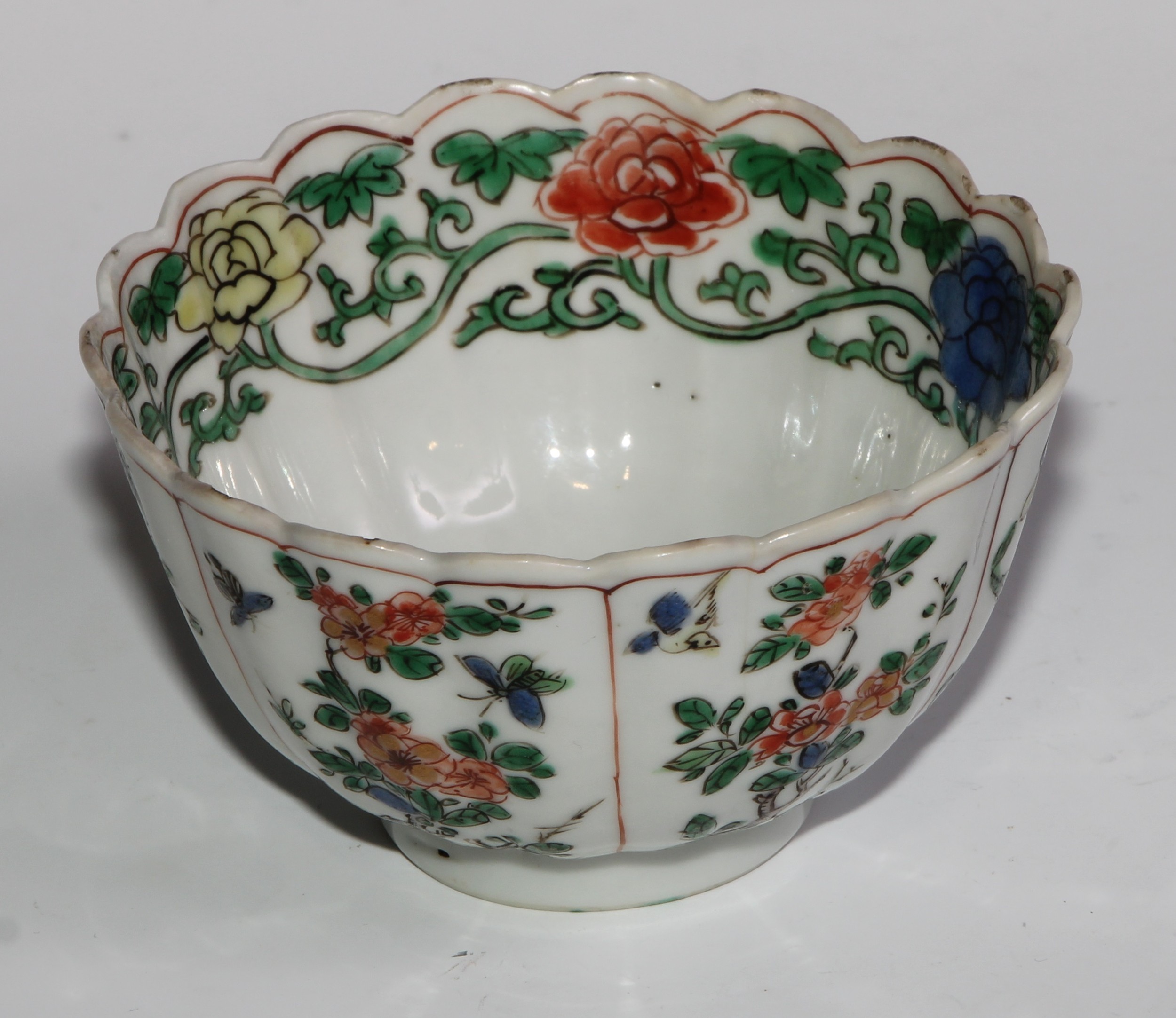 An 18th century Chinese shaped circular tea bowl or wine cup, painted in the famille verte palette - Image 2 of 6