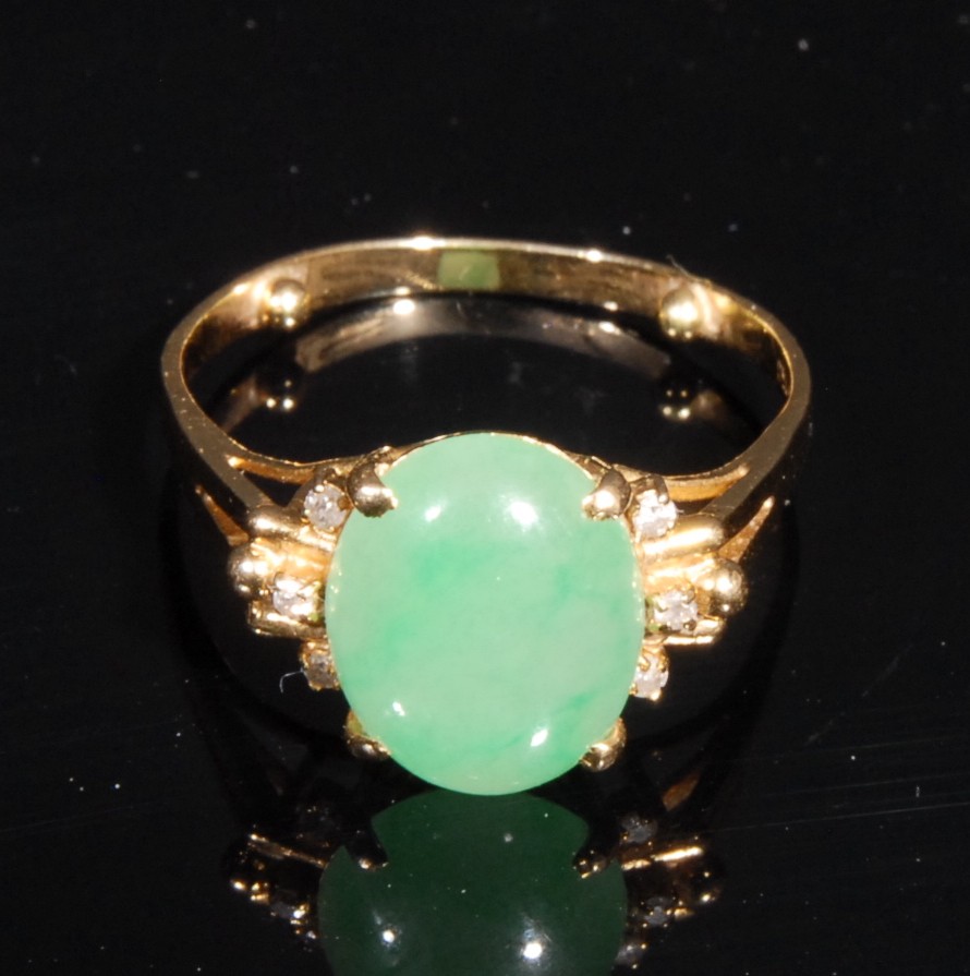 A composed suite of 18ct and 15ct gold jewellery set with polished jade , comprising, an 18ct gold - Image 3 of 5