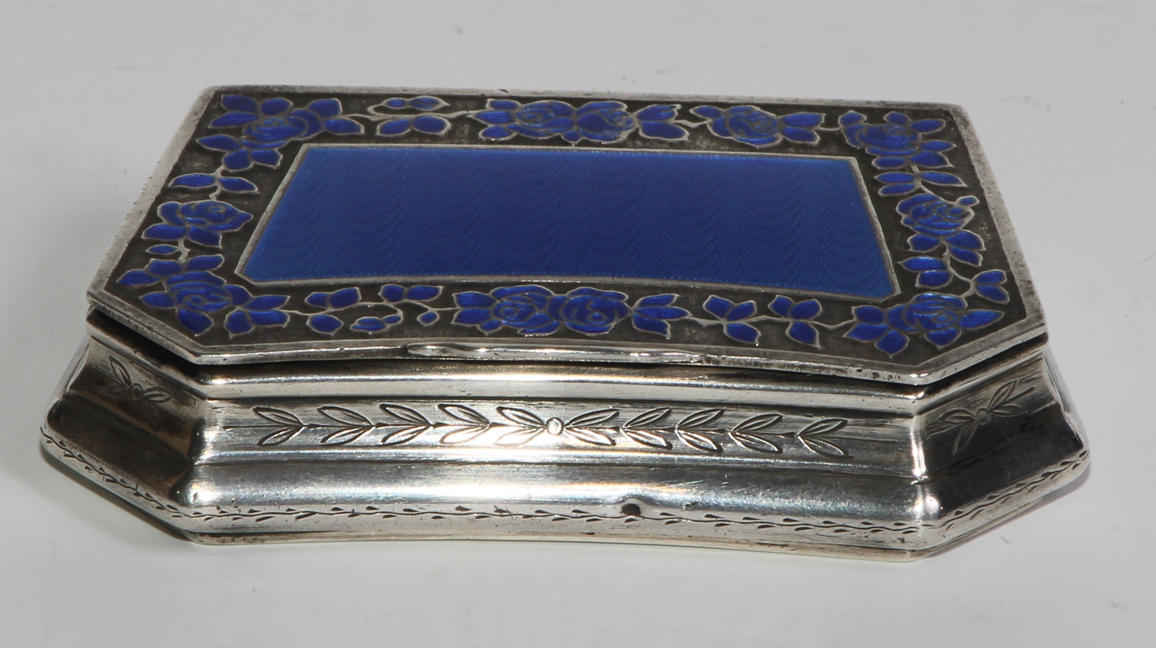 An early 20th century French silver and enamel lozenge shaped snuff box, hinged cover with blue - Image 2 of 6