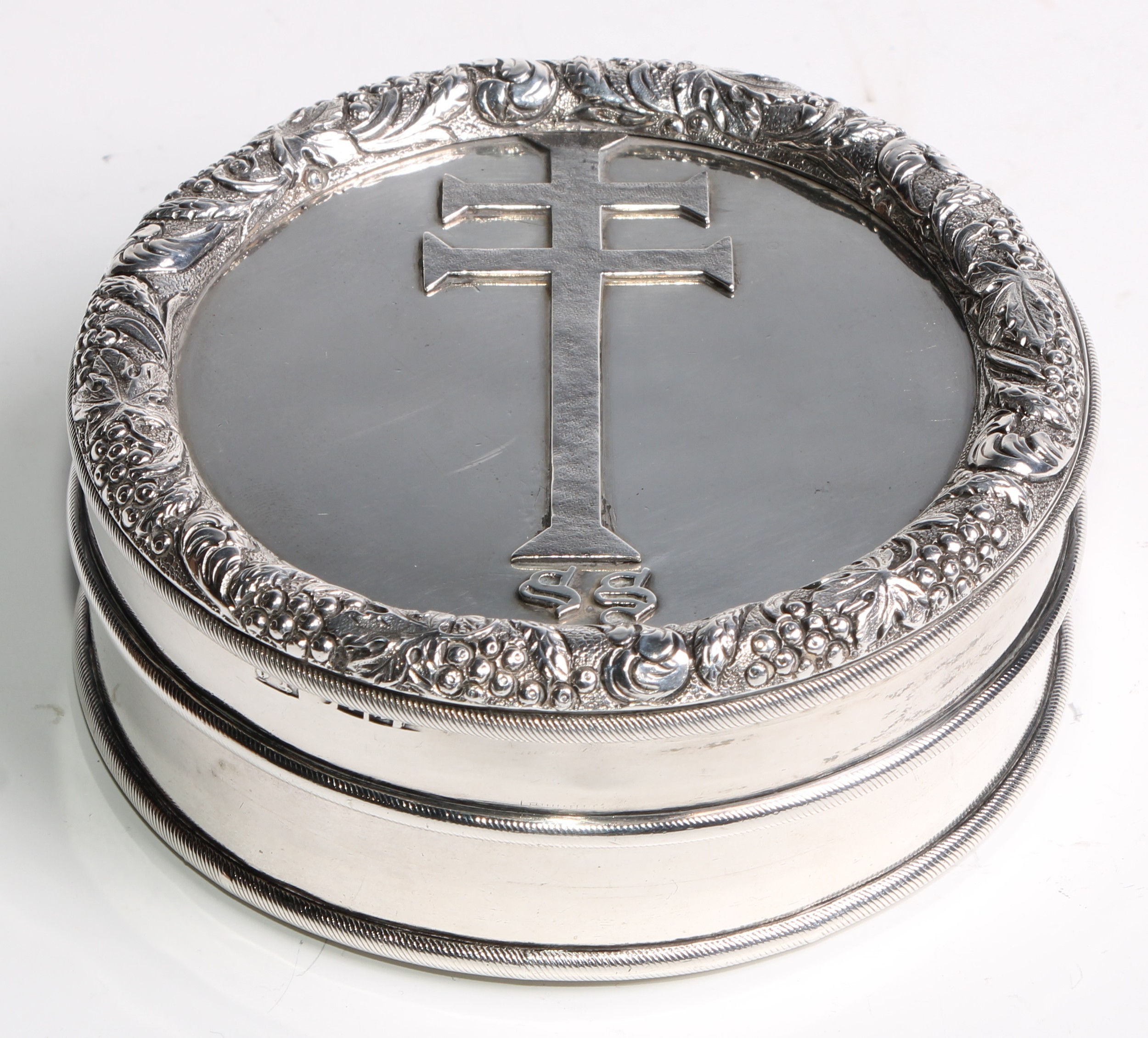 A George IV provincial silver circular 'mean pinch' table snuff box, push-fitting cover applied with - Image 2 of 4