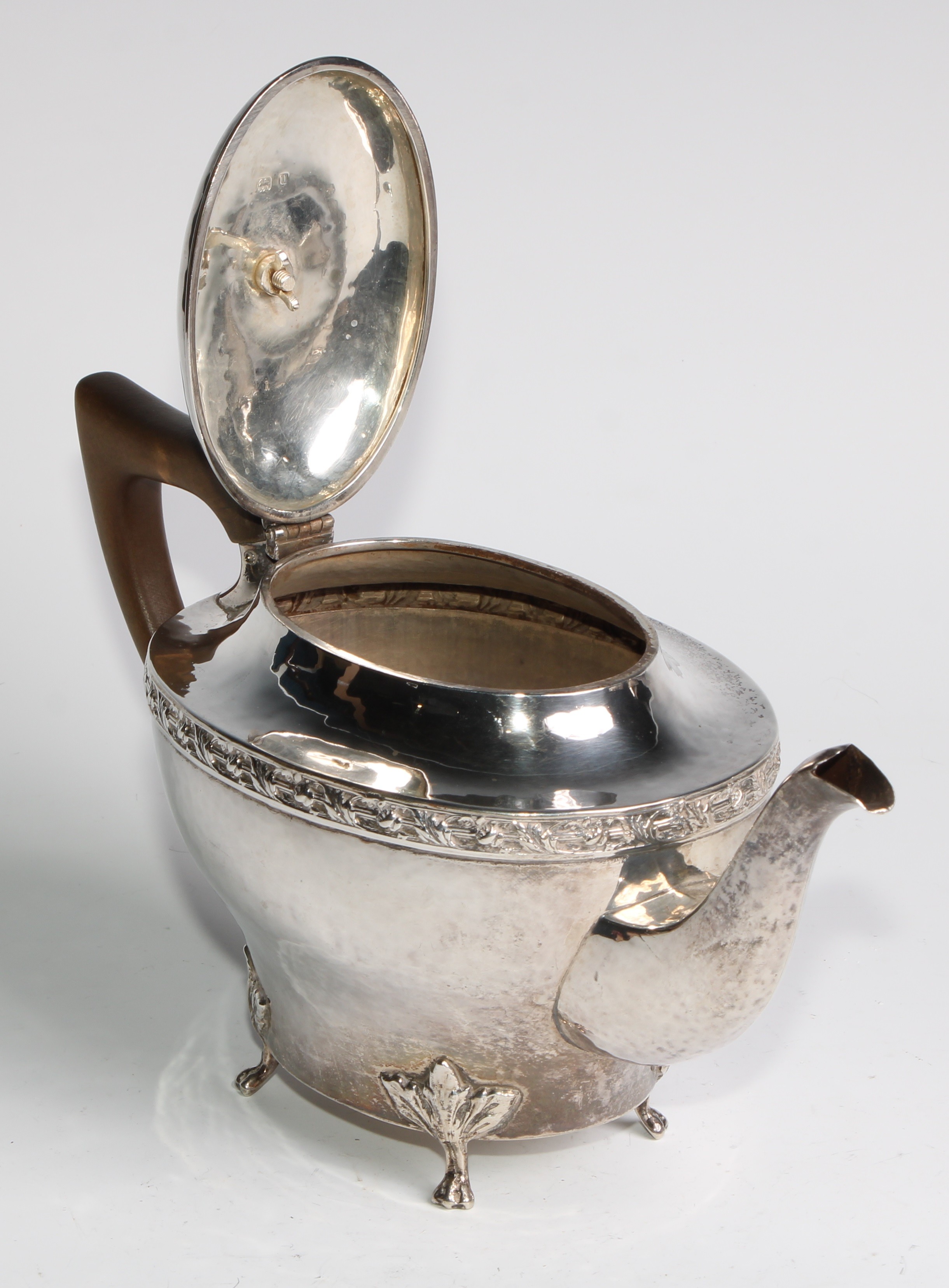 An Arts and Crafts silver three piece tea service, comprising teapot, hot water pot and sugar basin, - Image 5 of 15
