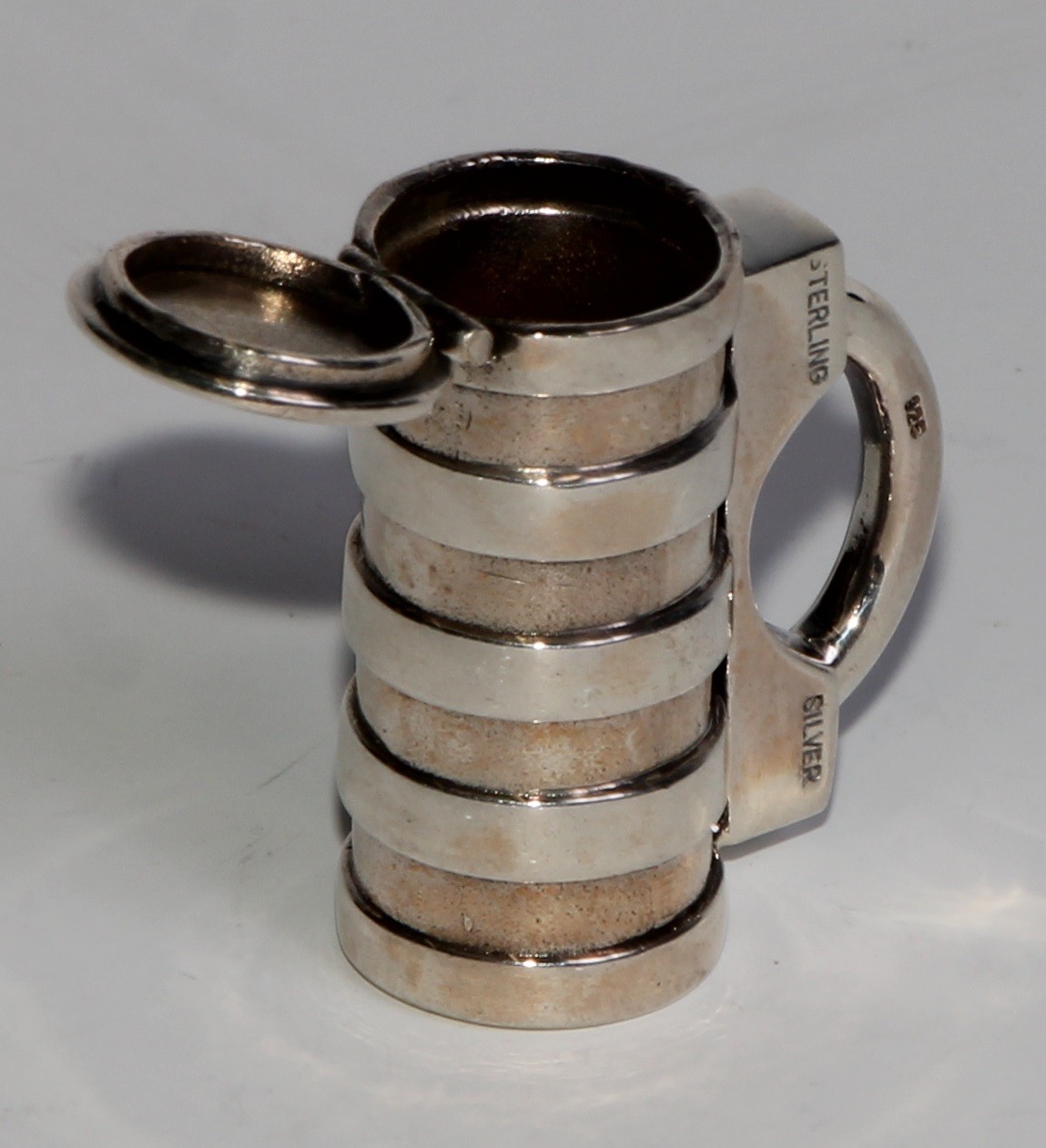 A sterling silver novelty vesta case, as a barrel shaped padlock, 3cm wide - Image 3 of 5