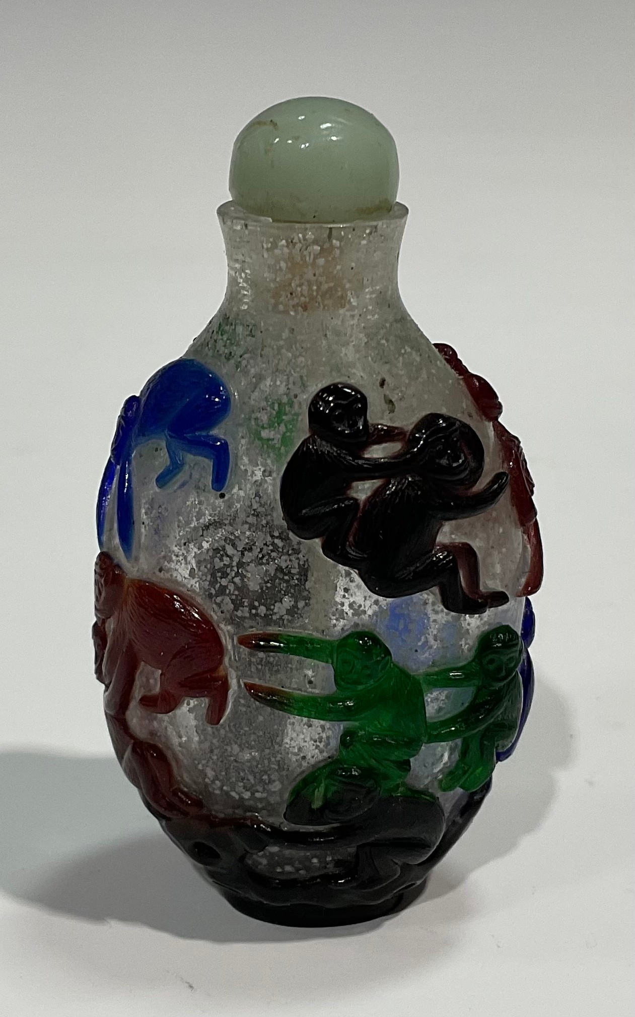 A Chinese Peking glass ovoid snuff bottle, decorated in red overlay with fantail fish against a - Image 8 of 12