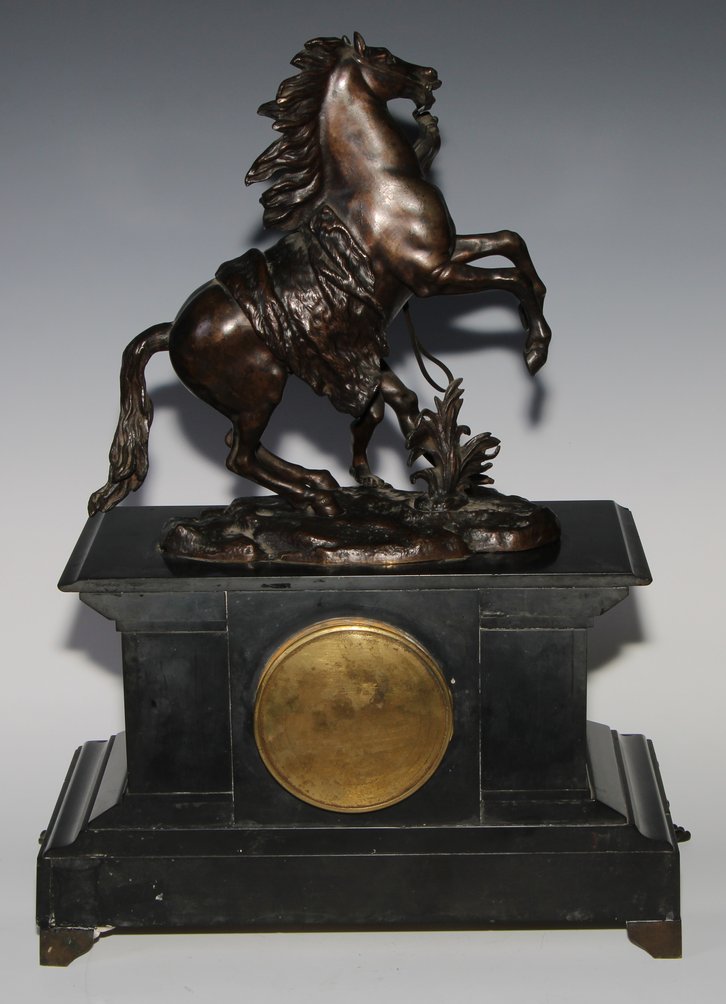 A late 19th century French bronze mounted black slate mantel clock, 9cm dial inscribed with gilt - Image 5 of 6