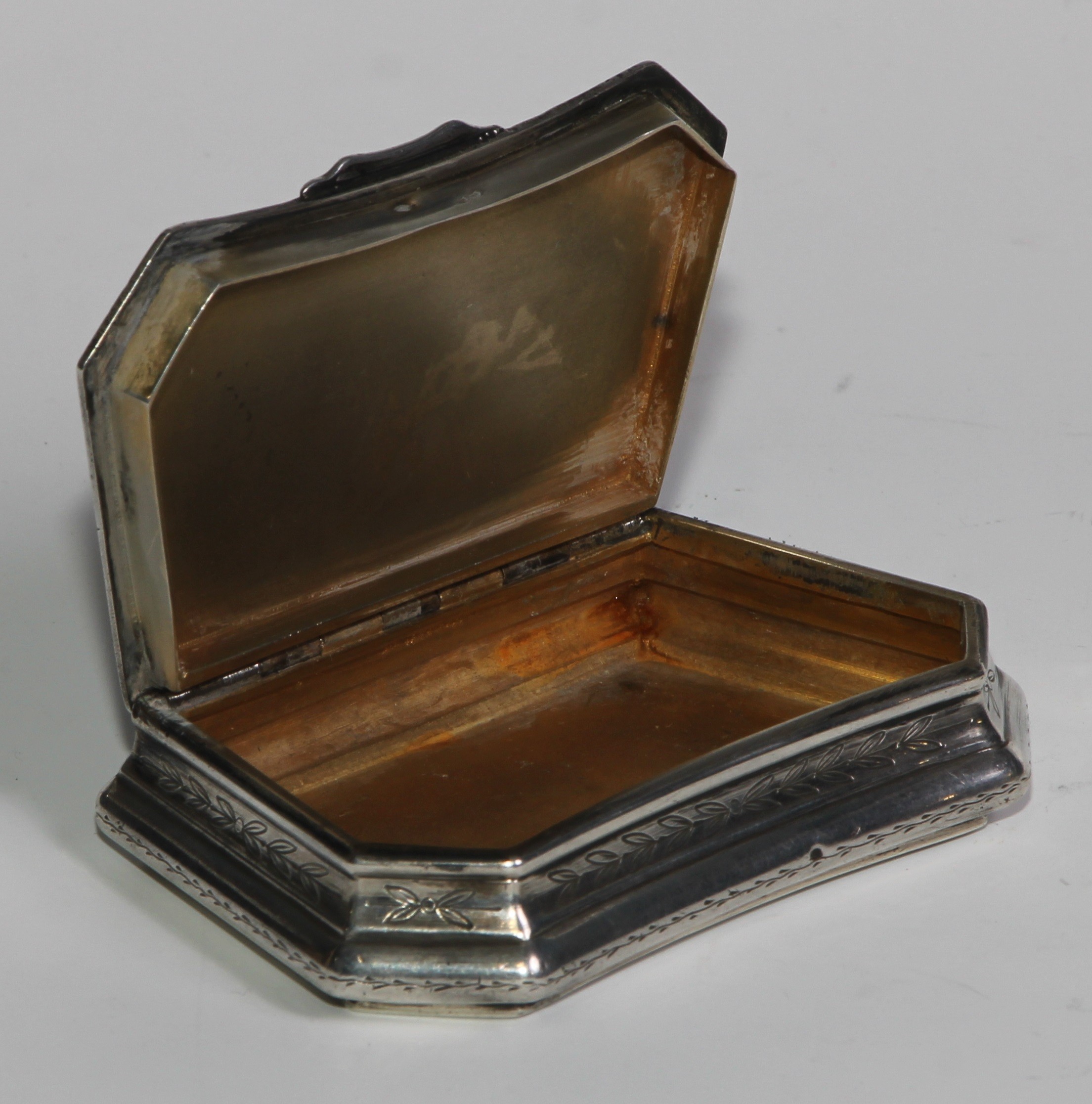 An early 20th century French silver and enamel lozenge shaped snuff box, hinged cover with blue - Image 4 of 6