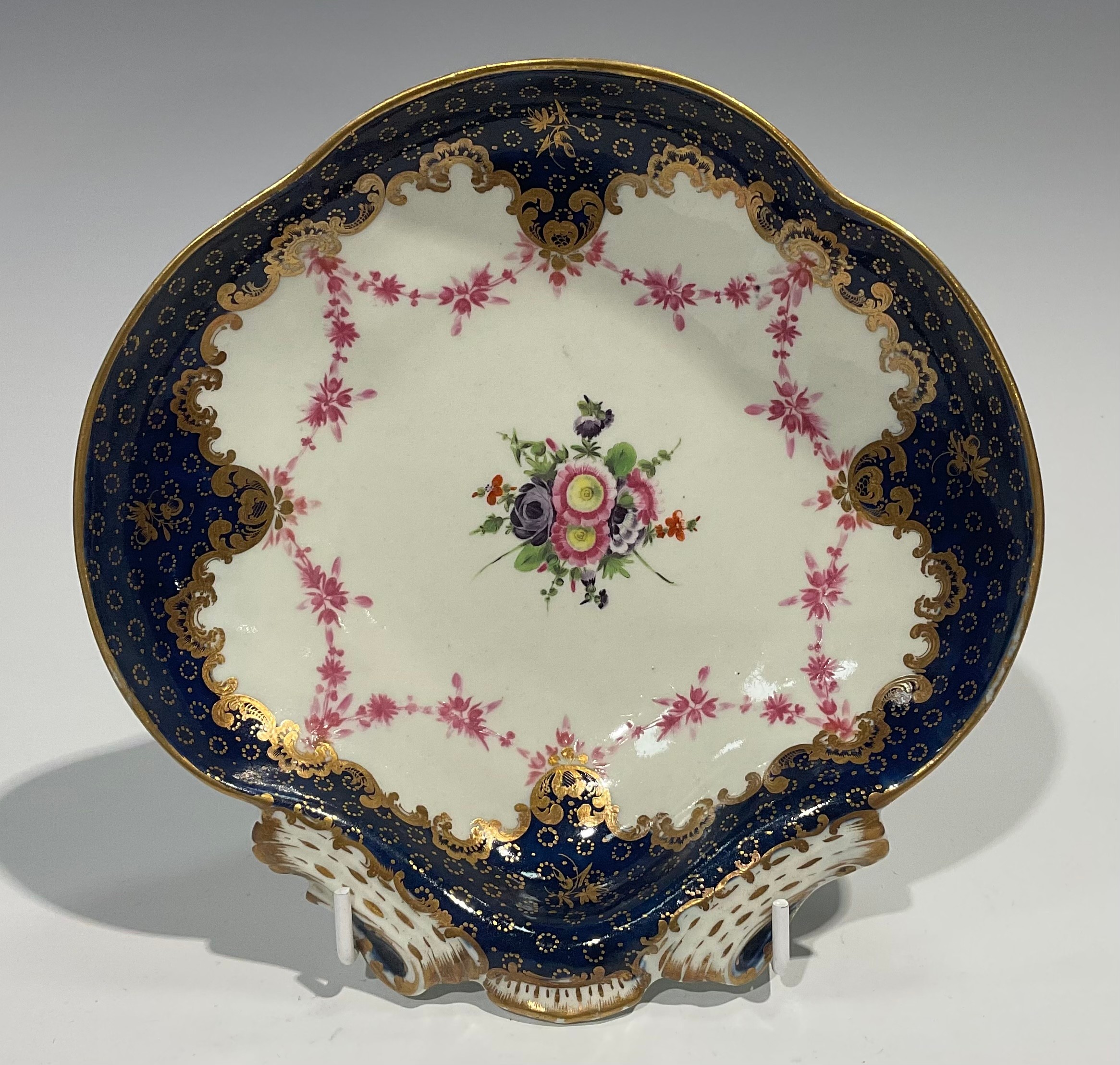 A pair of Worcester shell shaped dessert dishes, painted with floral bouquet and pink floral - Image 5 of 8