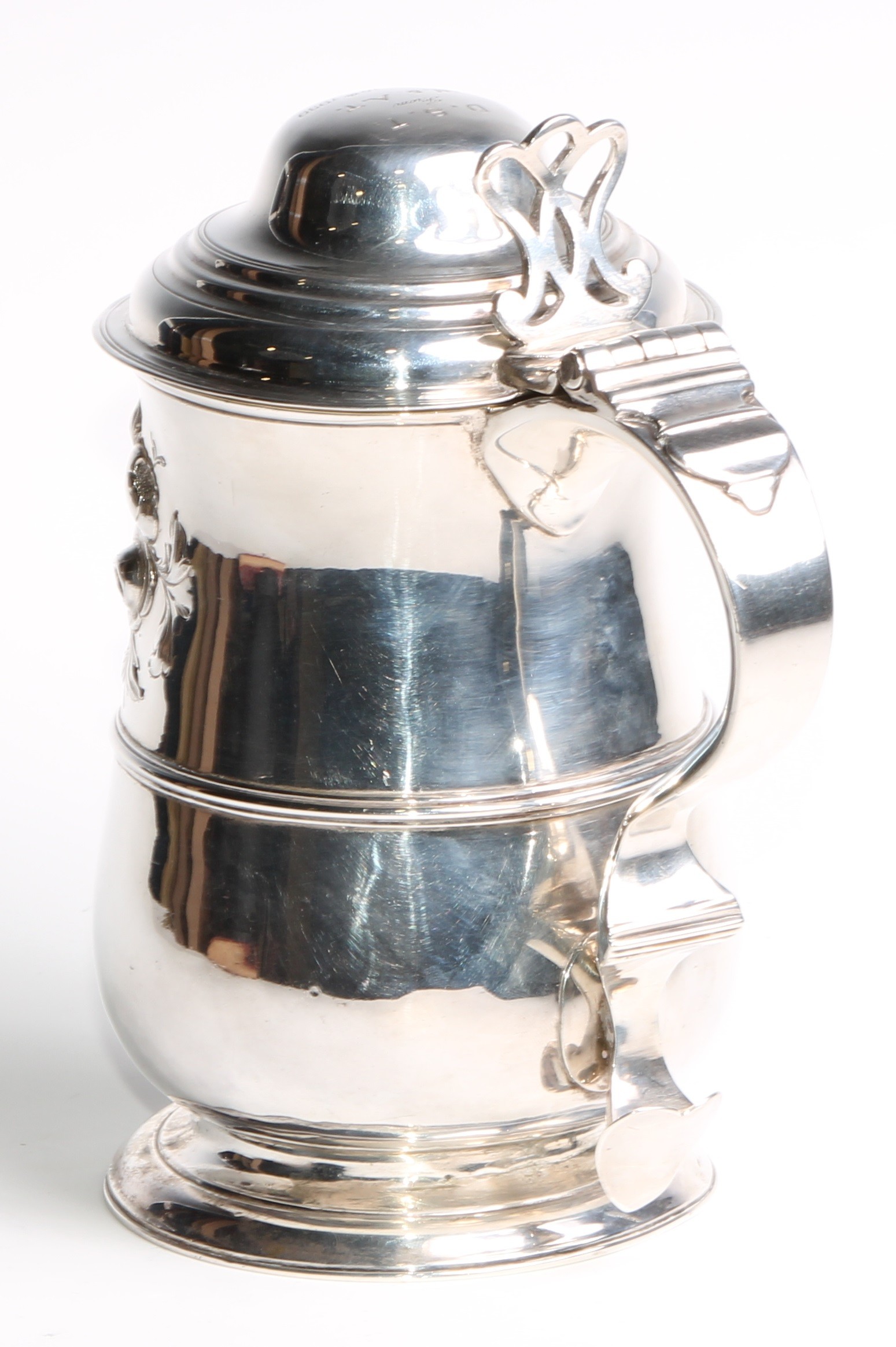 A George III silver baluster tankard, hinged domed cover, chair-back thumbpiece, double-scroll - Image 5 of 6
