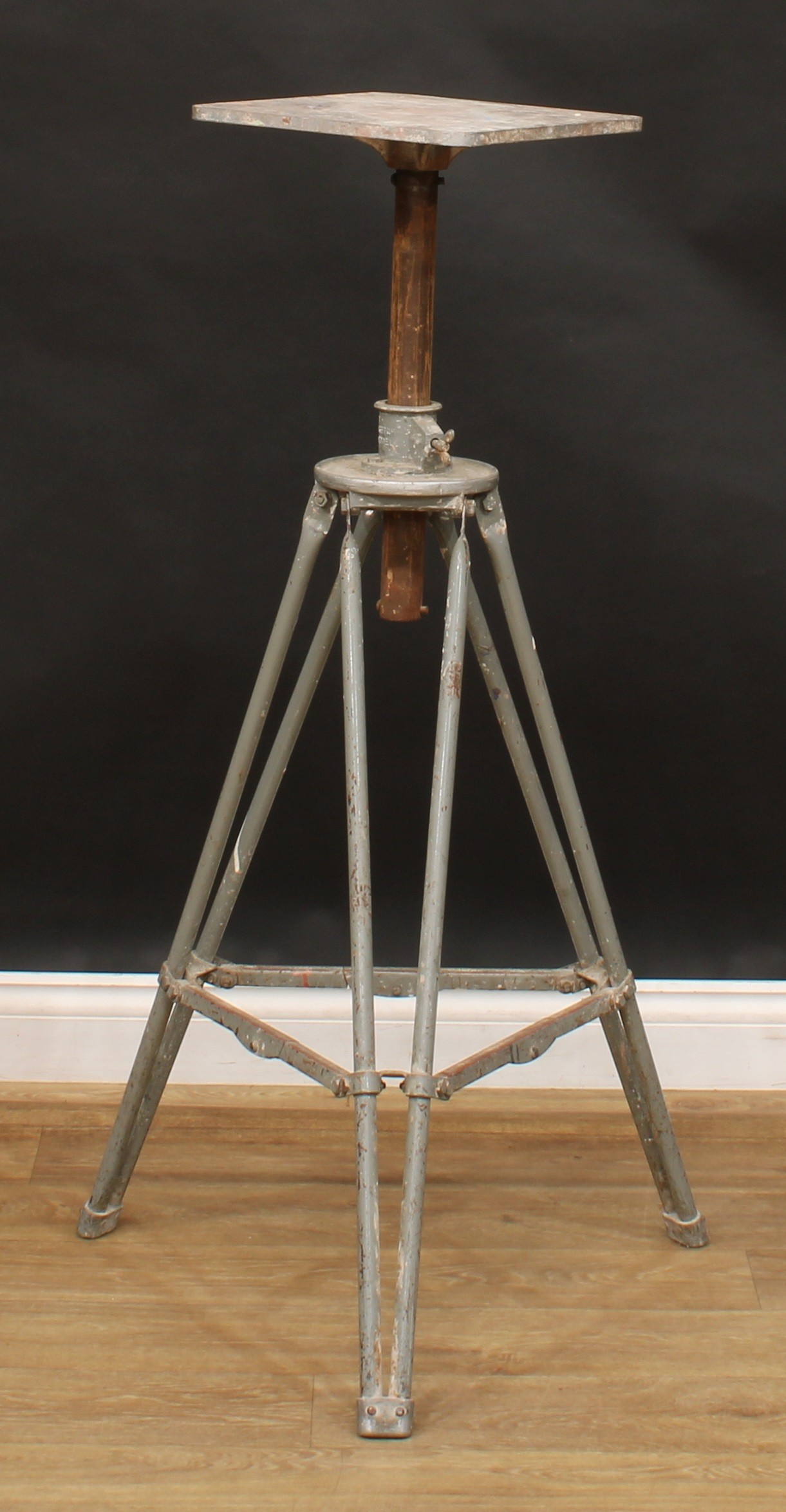 A mid-20th century height-adjustable tripod modelling stand, the Scopas Modelling Stand by Alec - Image 4 of 4