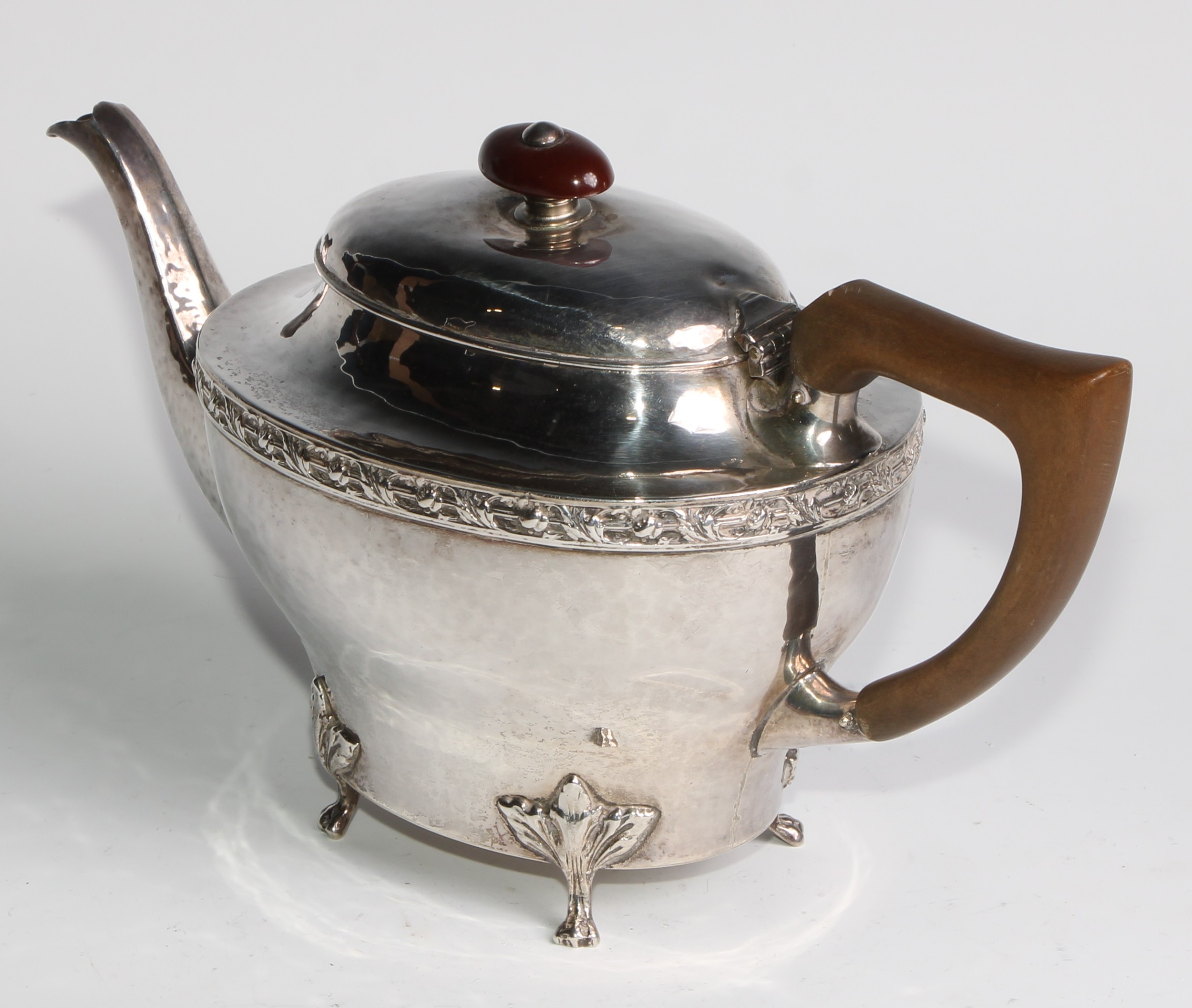 An Arts and Crafts silver three piece tea service, comprising teapot, hot water pot and sugar basin, - Image 6 of 15