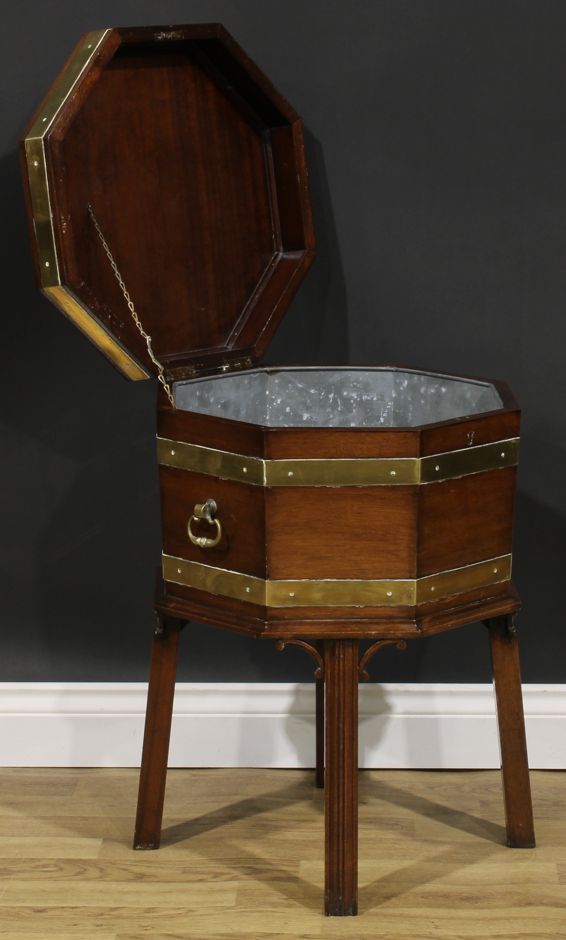 A George III Revival brass-bound mahogany octagonal cellarette or wine cooler, hinged top, removable - Image 4 of 6