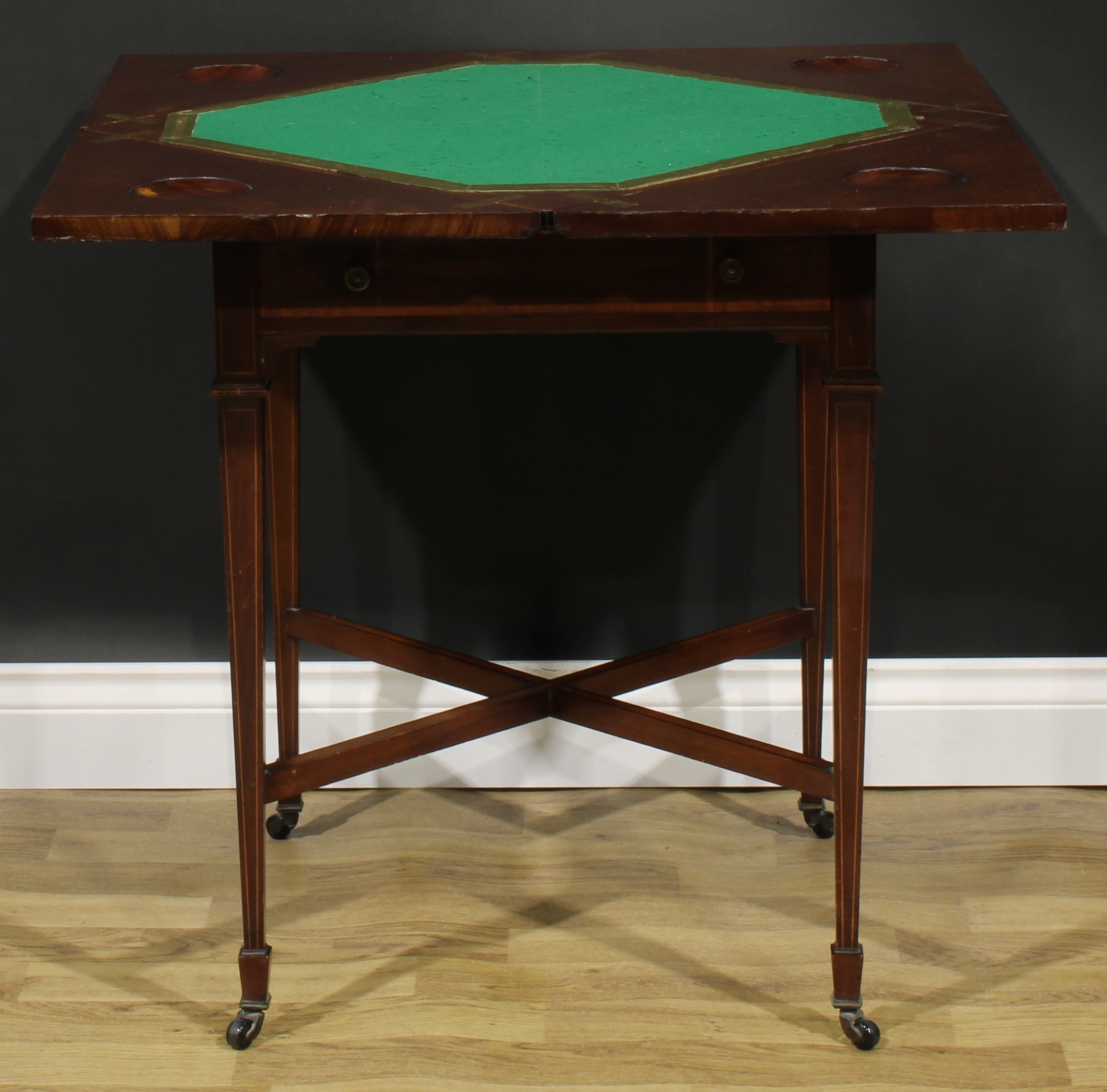 An Edwardian satinwood crossbanded mahogany envelope card table, hinged top enclosing a baize - Image 2 of 6