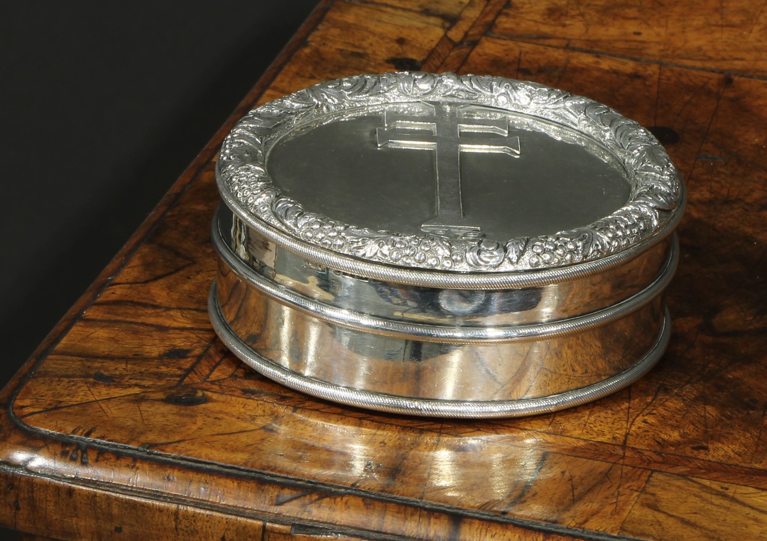 A George IV provincial silver circular 'mean pinch' table snuff box, push-fitting cover applied with