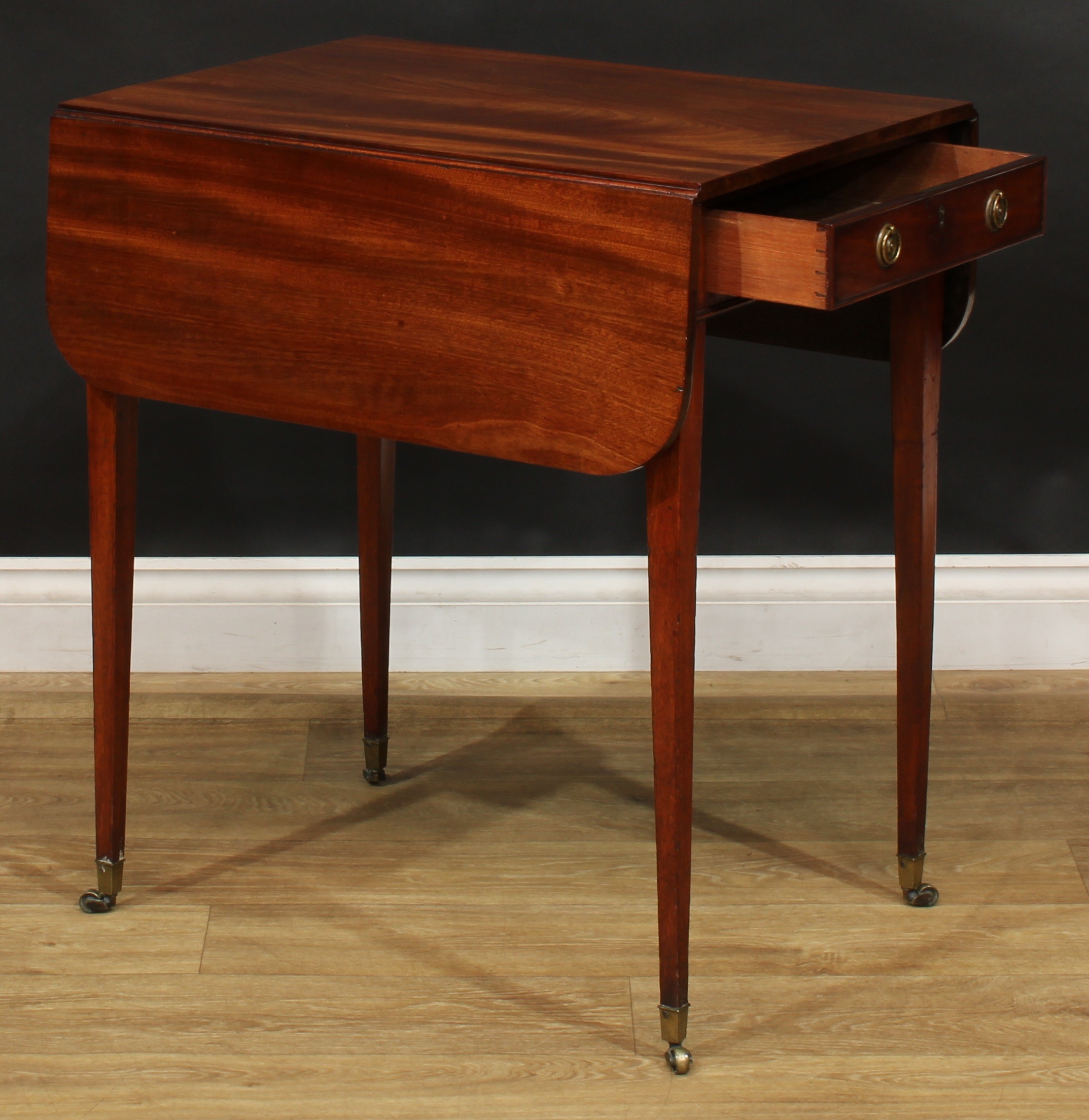 A George III mahogany Pembroke table, of small and neat proportions, rounded rectangular top with - Image 5 of 7