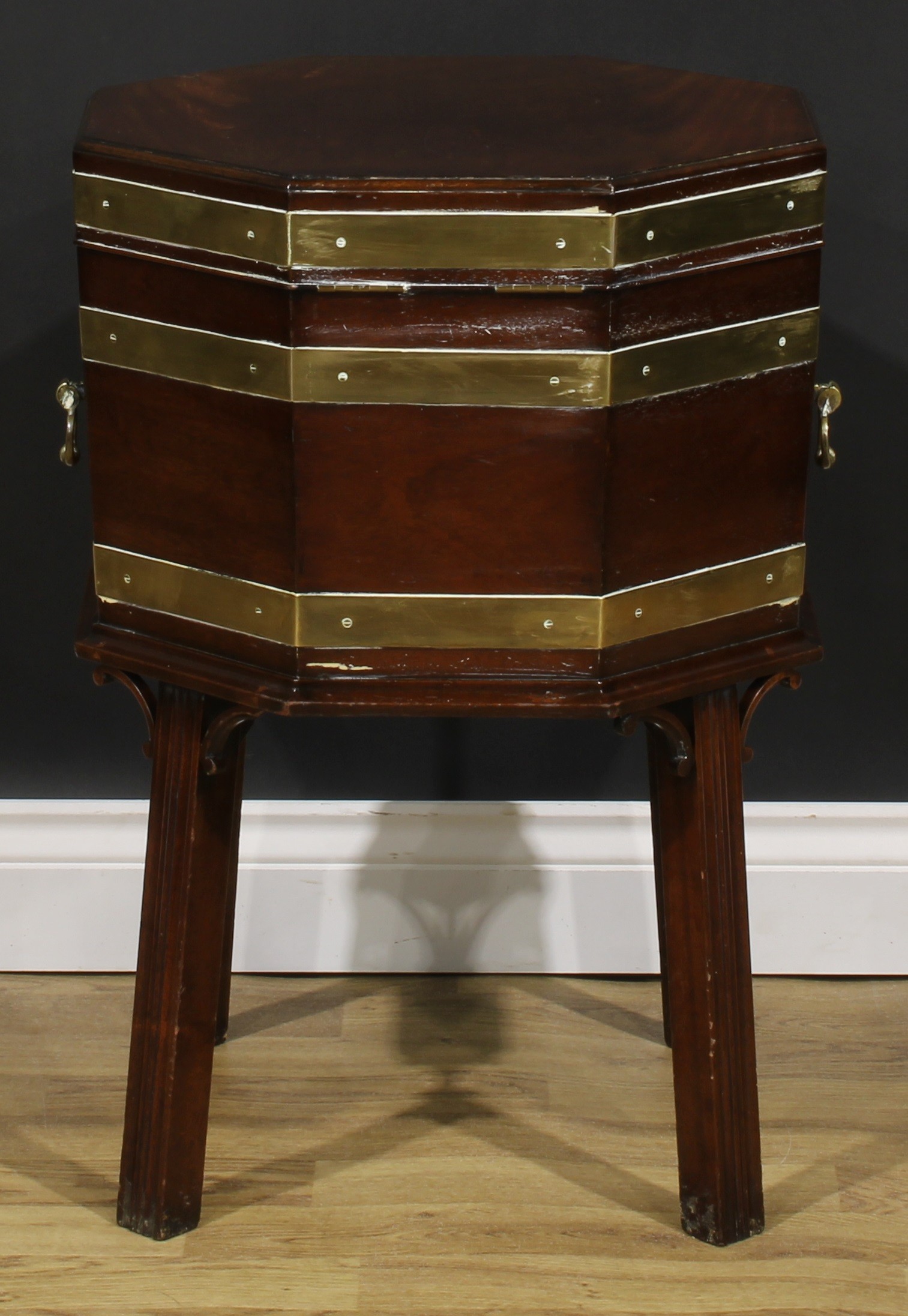 A George III Revival brass-bound mahogany octagonal cellarette or wine cooler, hinged top, removable - Image 6 of 6