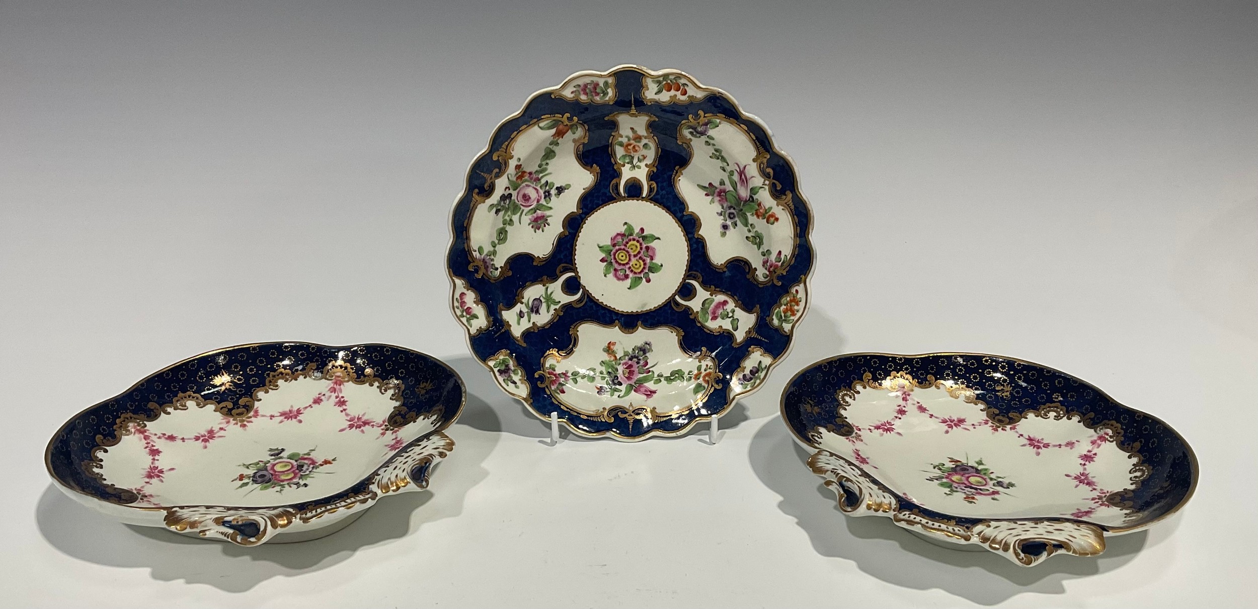 A pair of Worcester shell shaped dessert dishes, painted with floral bouquet and pink floral - Image 2 of 8