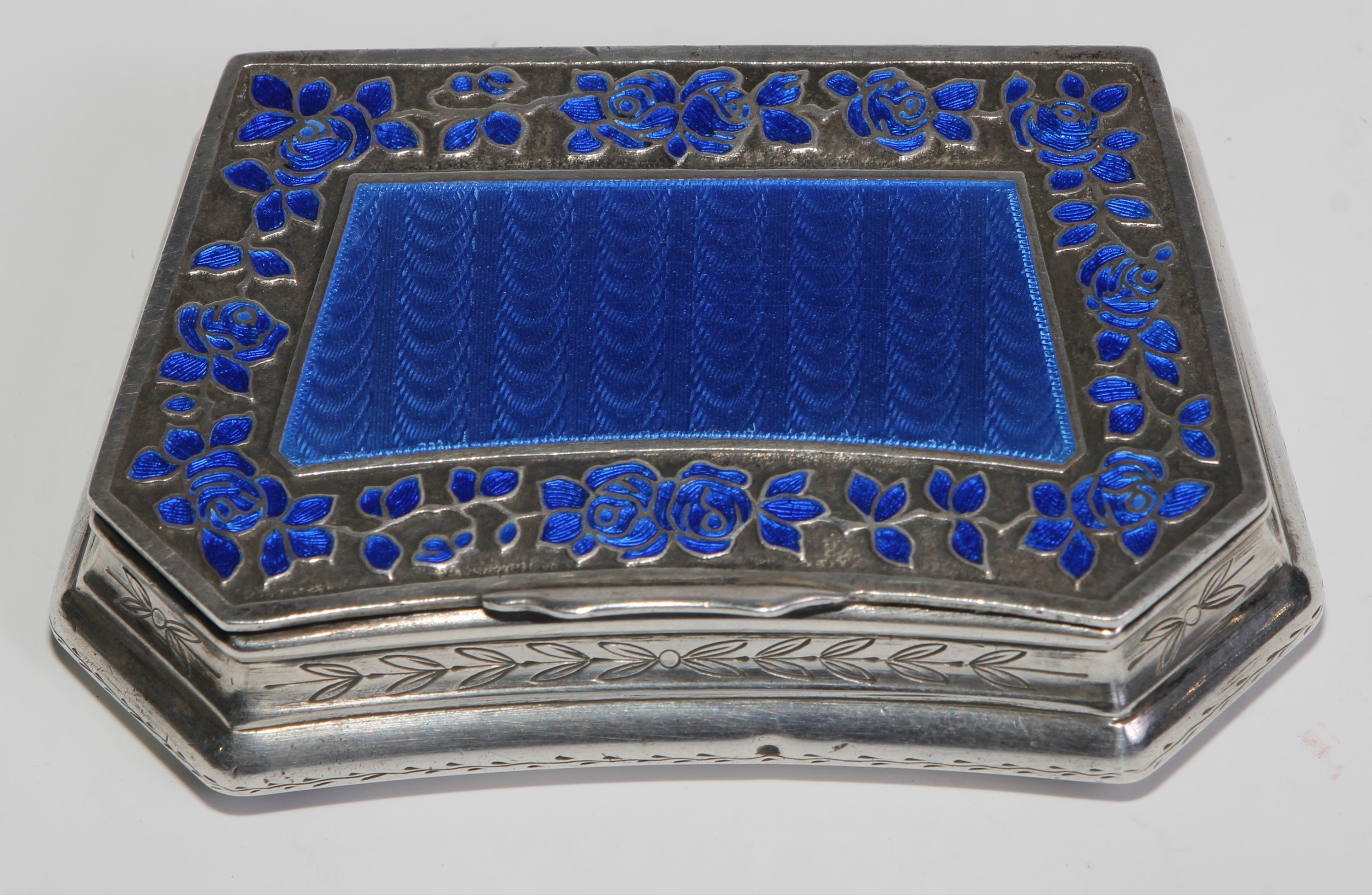 An early 20th century French silver and enamel lozenge shaped snuff box, hinged cover with blue - Image 5 of 6