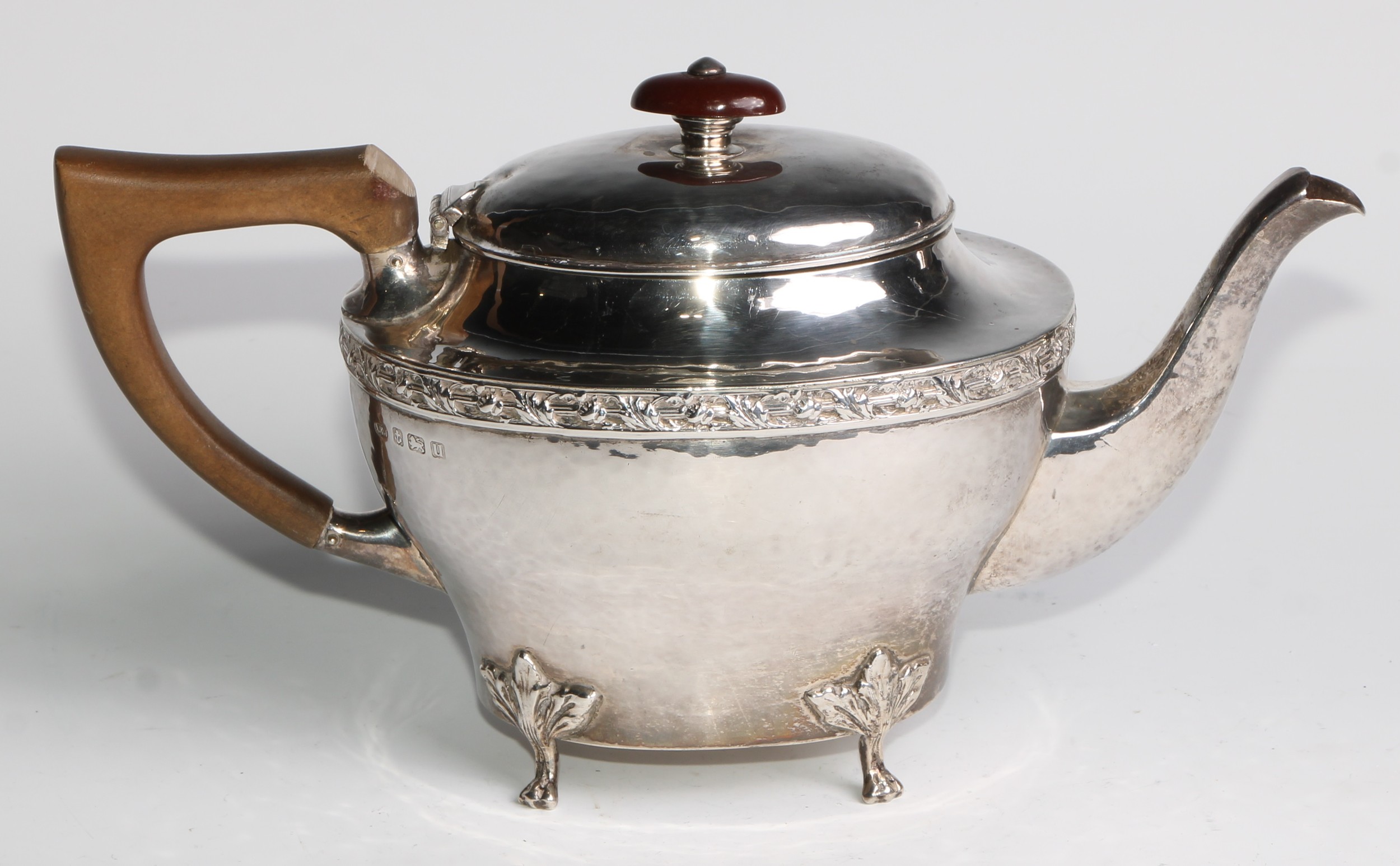 An Arts and Crafts silver three piece tea service, comprising teapot, hot water pot and sugar basin, - Image 3 of 15
